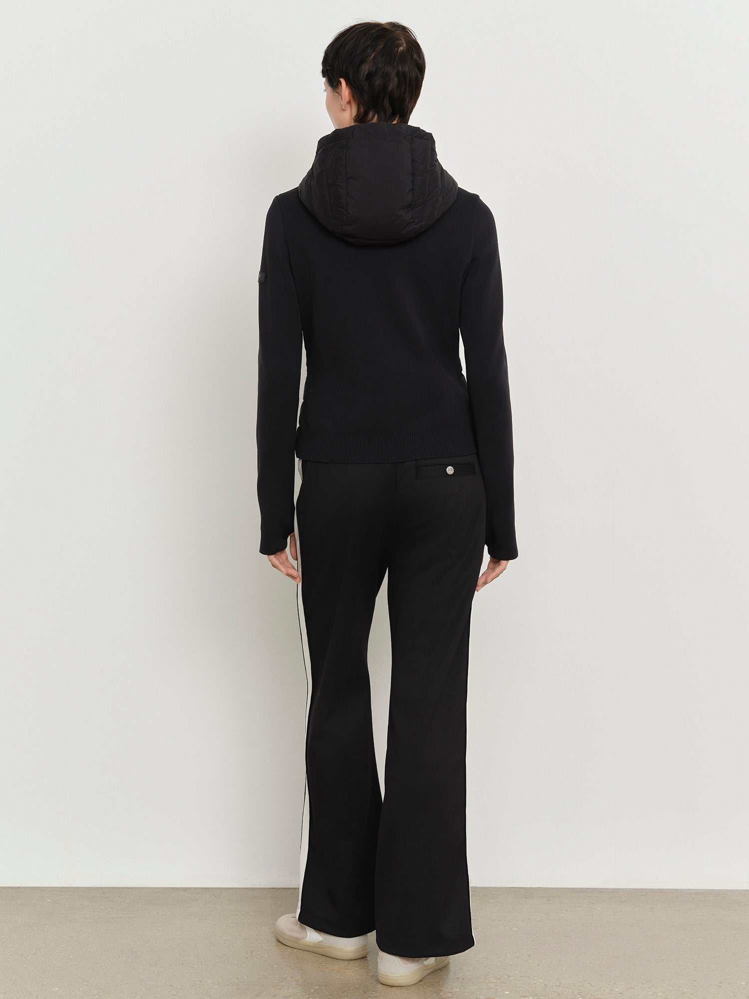 モデル身長179cm、着用サイズ2、着用カラーBLACK