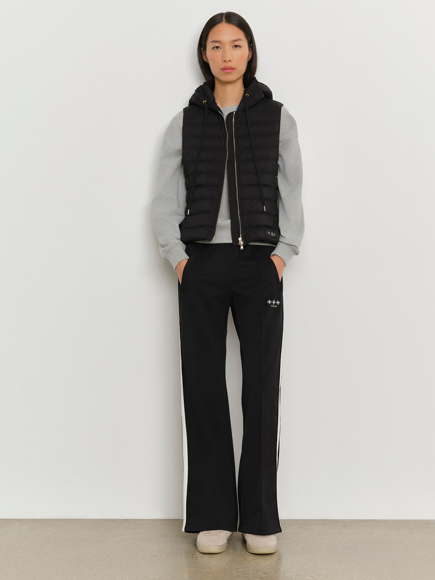 モデル身長178cm、着用サイズ2、着用カラーBLACK