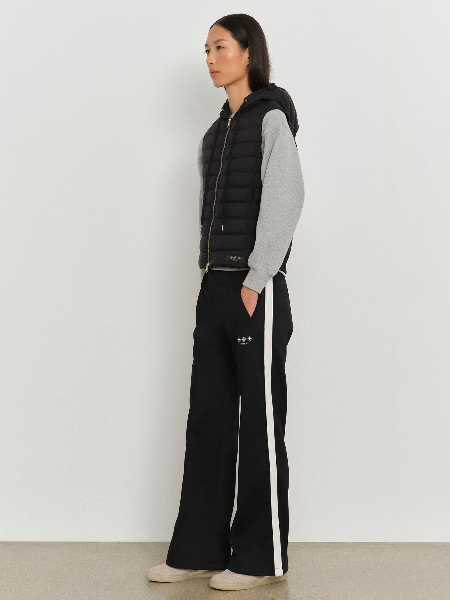 モデル身長178cm、着用サイズ2、着用カラーBLACK