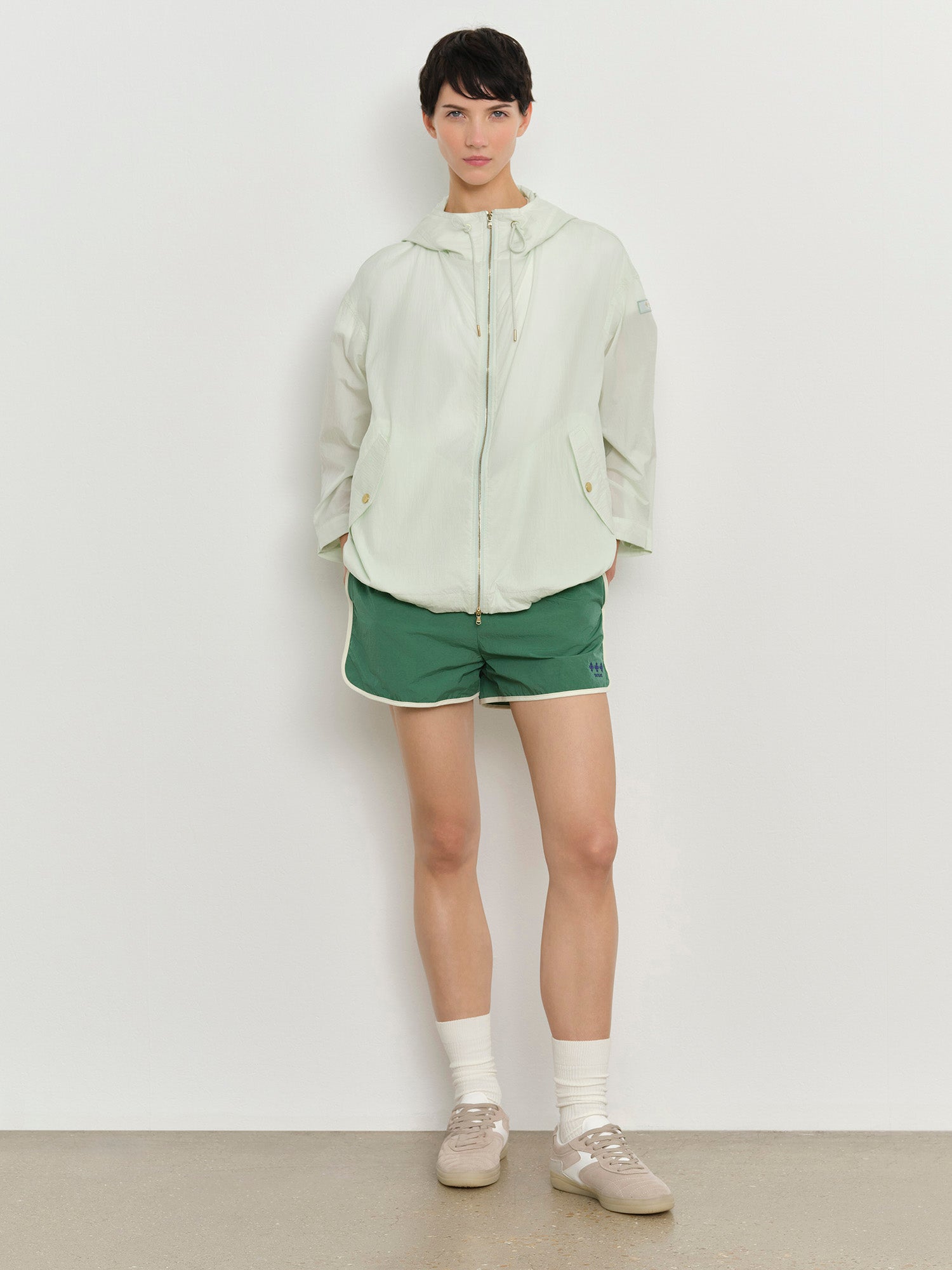 モデル身長179cm、着用サイズ2、着用カラーMINT