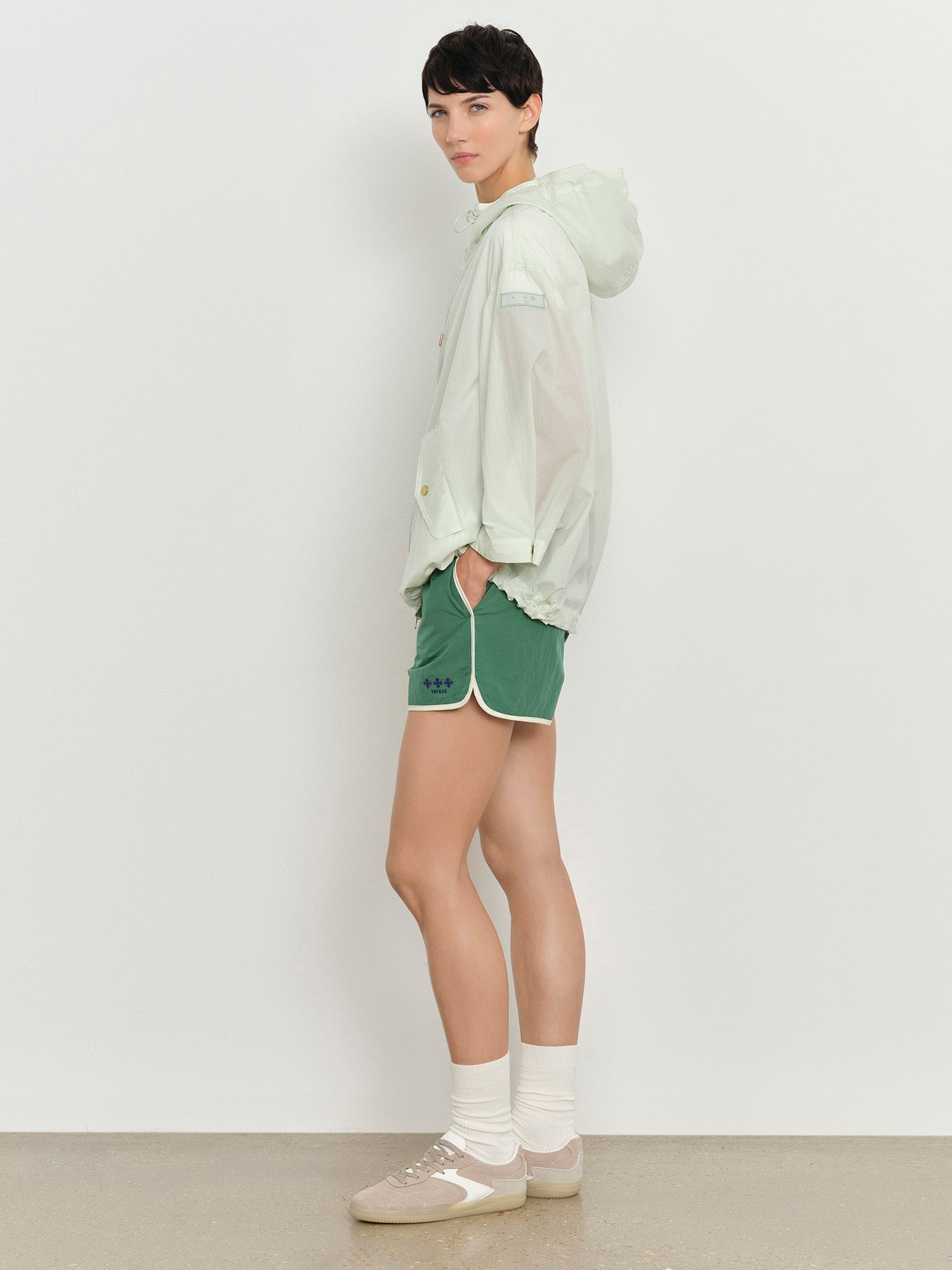 モデル身長179cm、着用サイズ2、着用カラーMINT