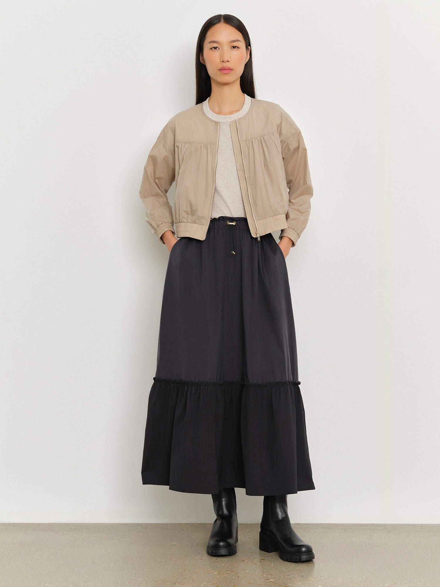 モデル身長178cm、着用サイズ2、着用カラーBEIGE