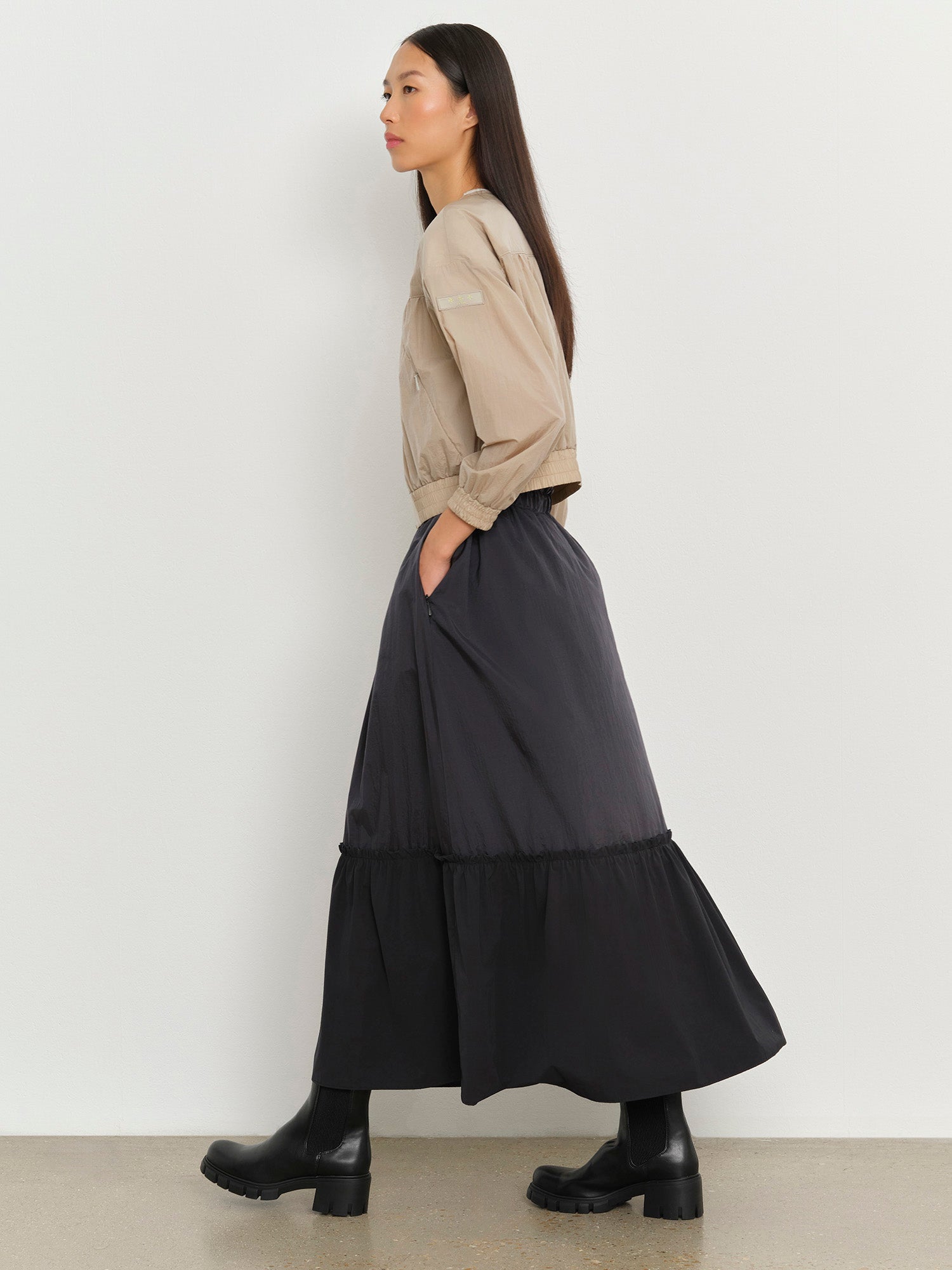 モデル身長178cm、着用サイズ2、着用カラーBEIGE