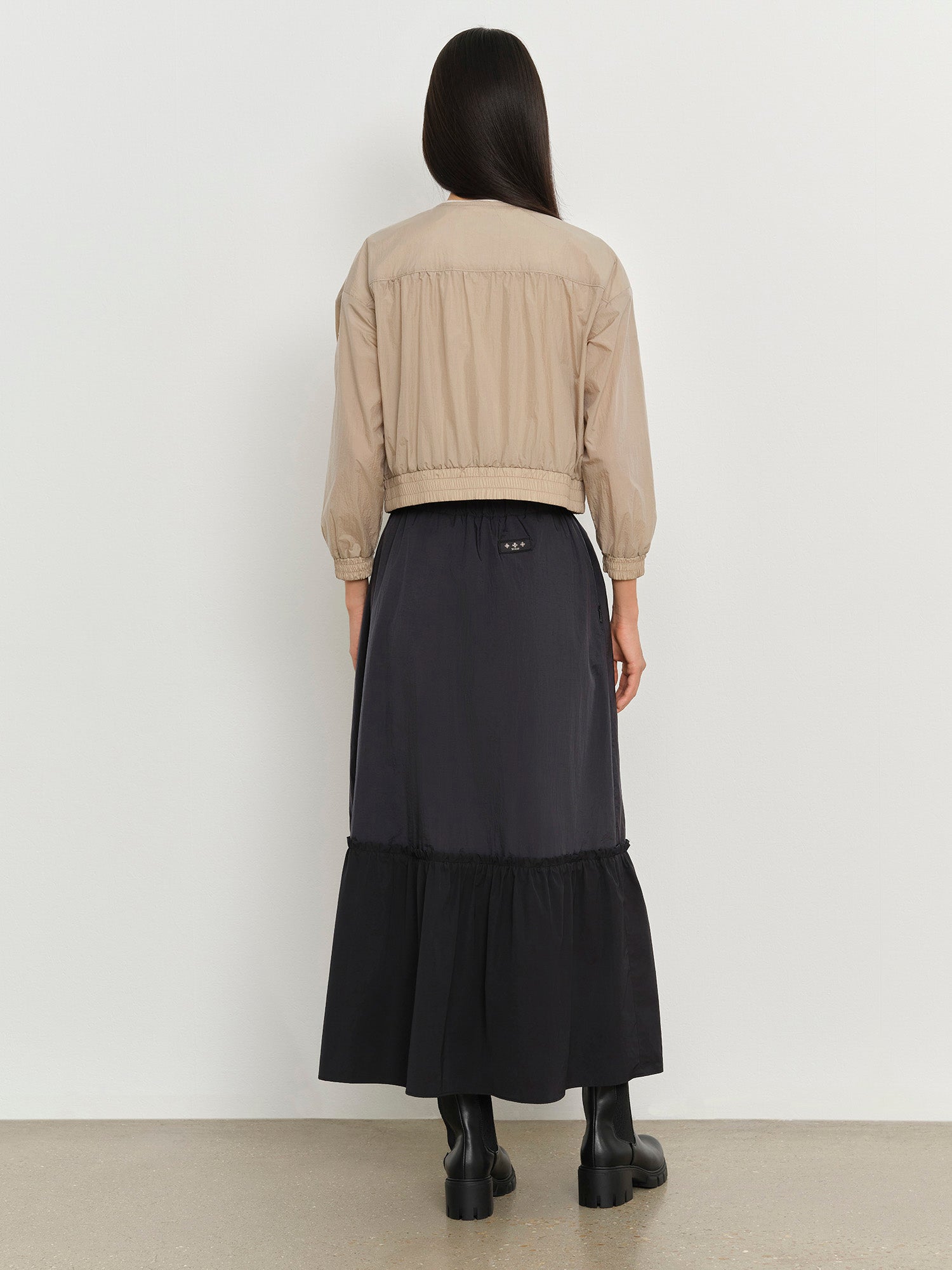 モデル身長178cm、着用サイズ2、着用カラーBEIGE