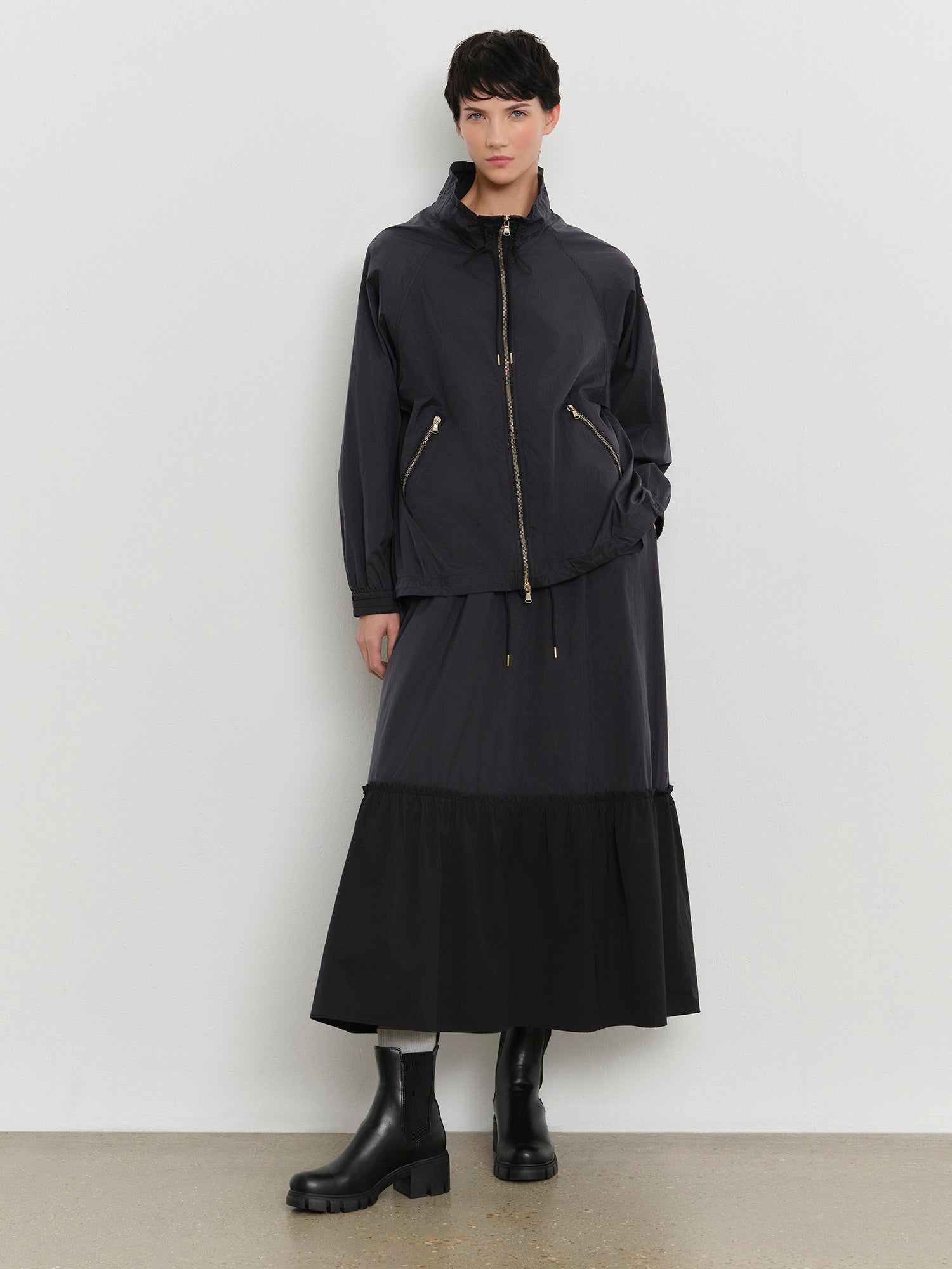 モデル身長179cm、着用サイズ2、着用カラーBLACK