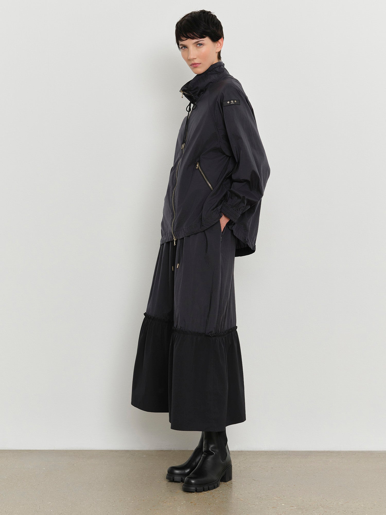 モデル身長179cm、着用サイズ2、着用カラーBLACK