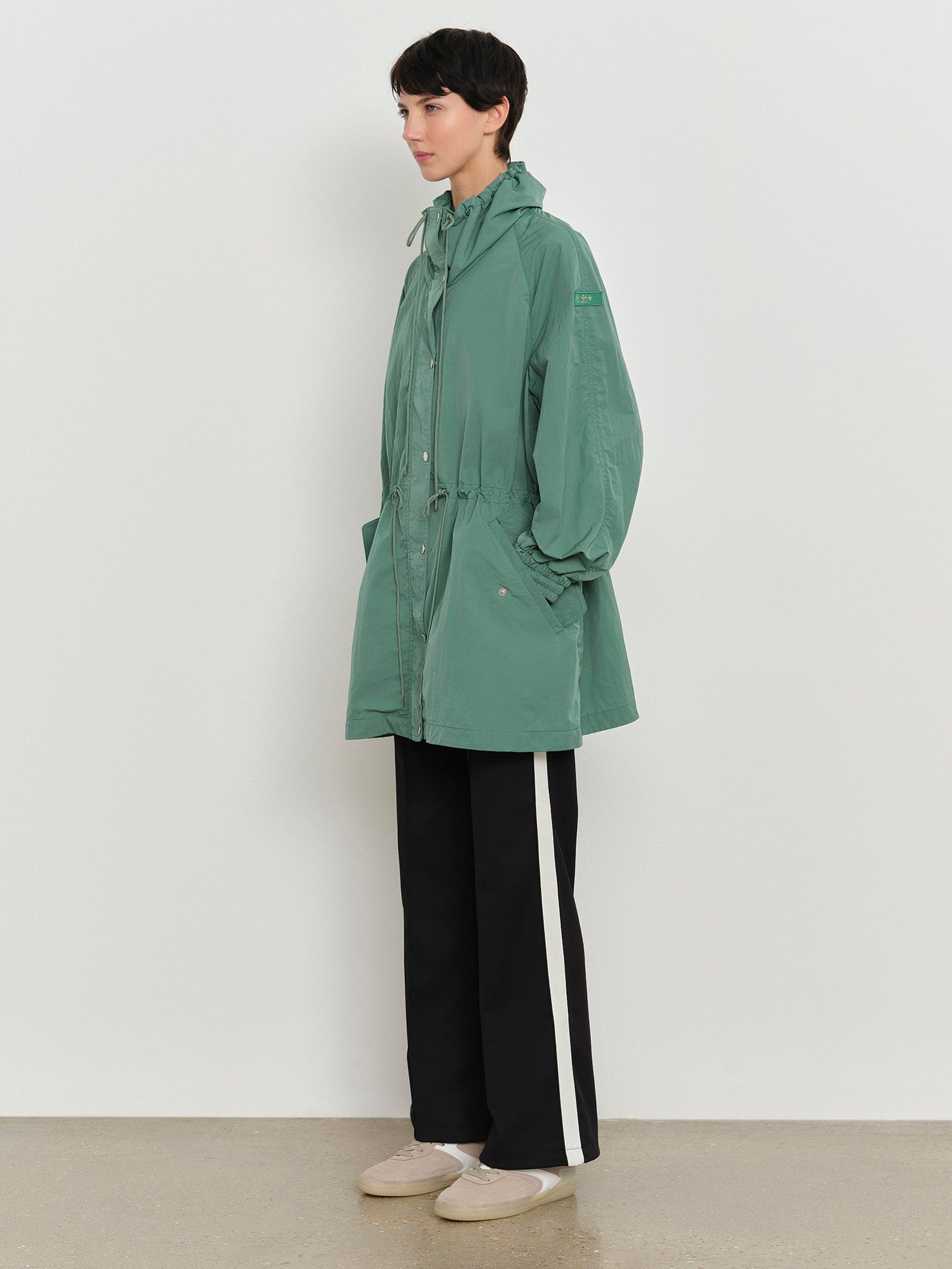 モデル身長179cm、着用サイズ2、着用カラーGREEN