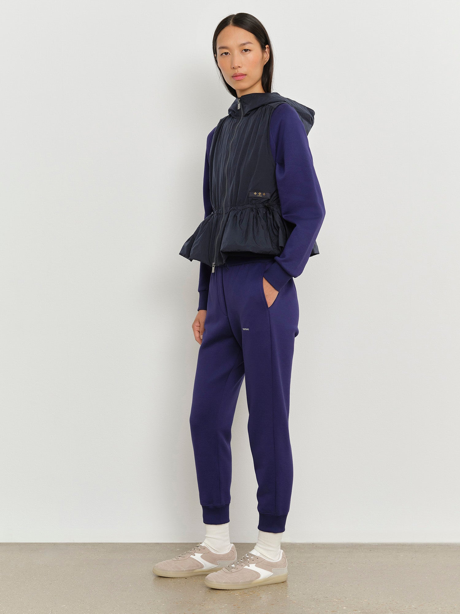 モデル身長178cm、着用サイズ2、着用カラーNAVY