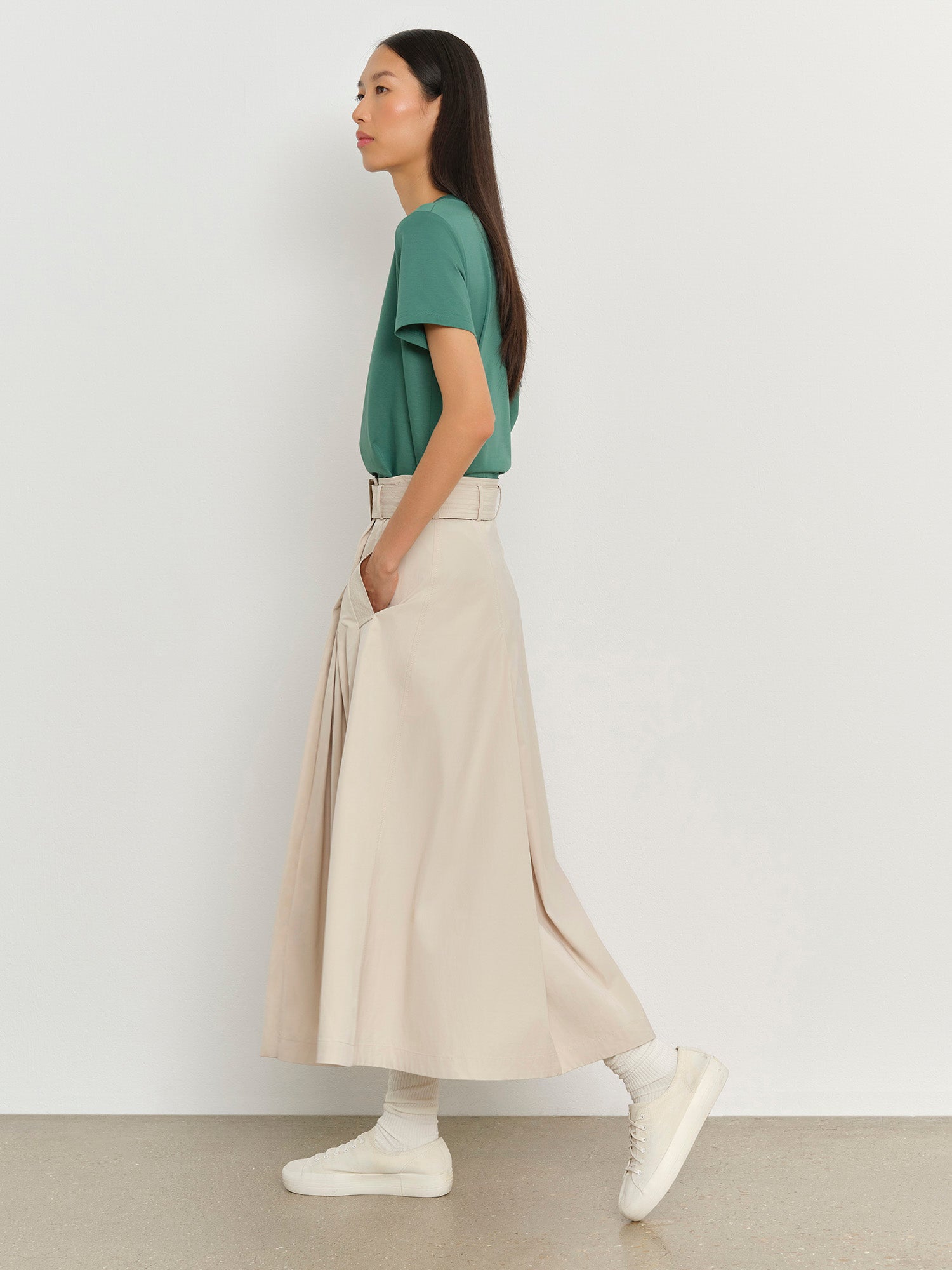 モデル身長178cm、着用サイズ2、着用カラーBEIGE