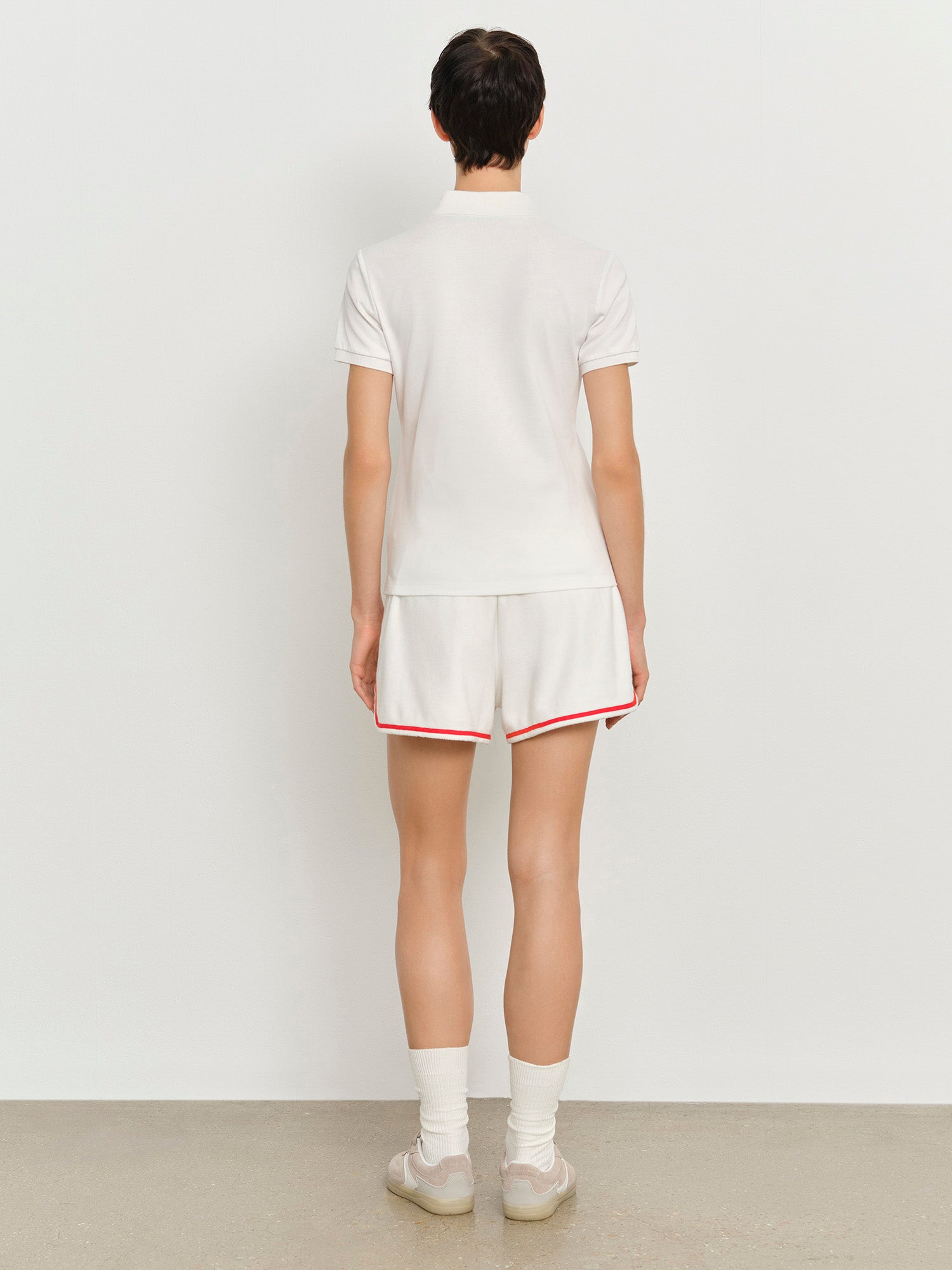 モデル身長179cm、着用サイズ2、着用カラーWHITE