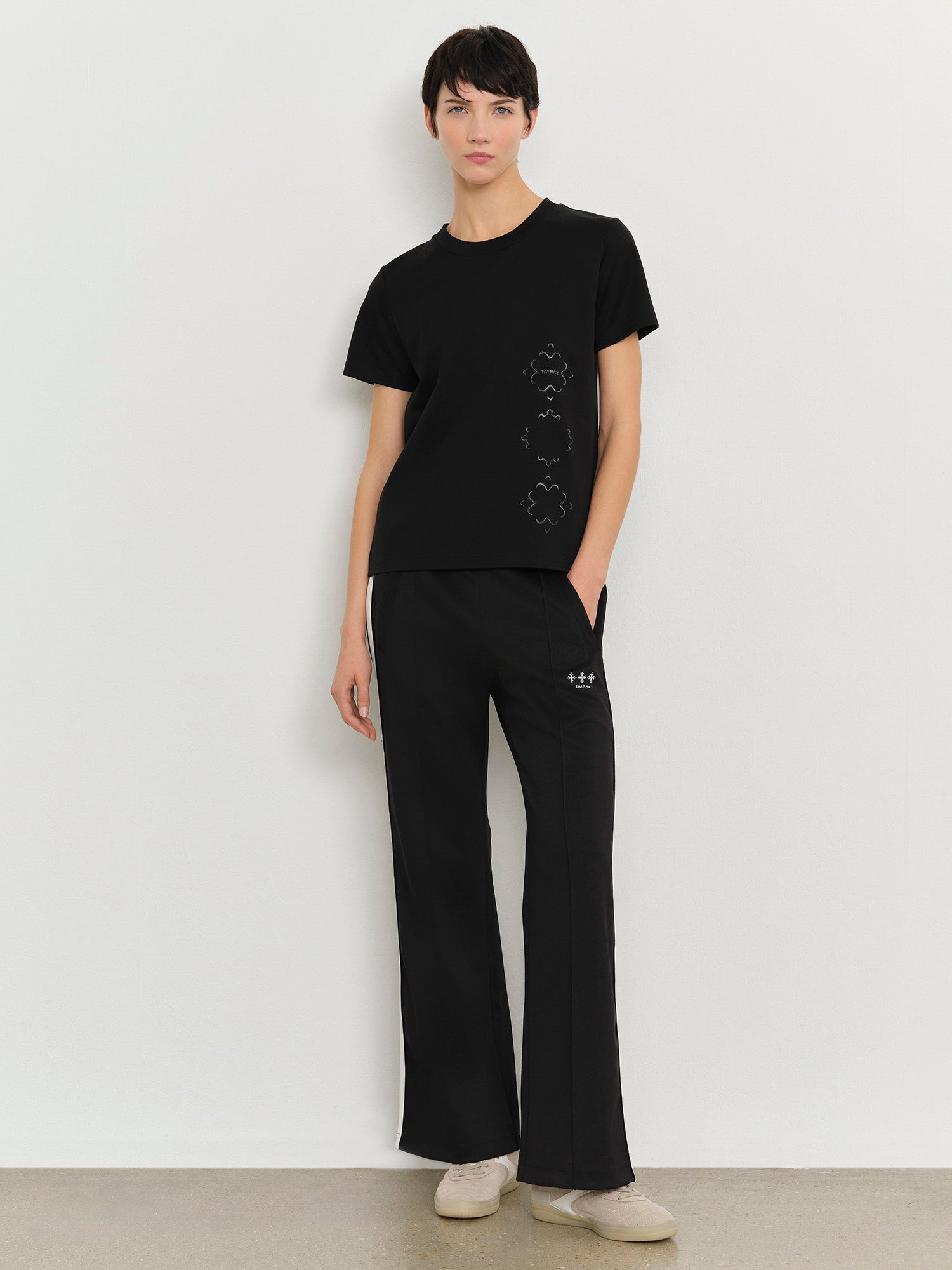 モデル身長179cm、着用サイズ2、着用カラーBLACK