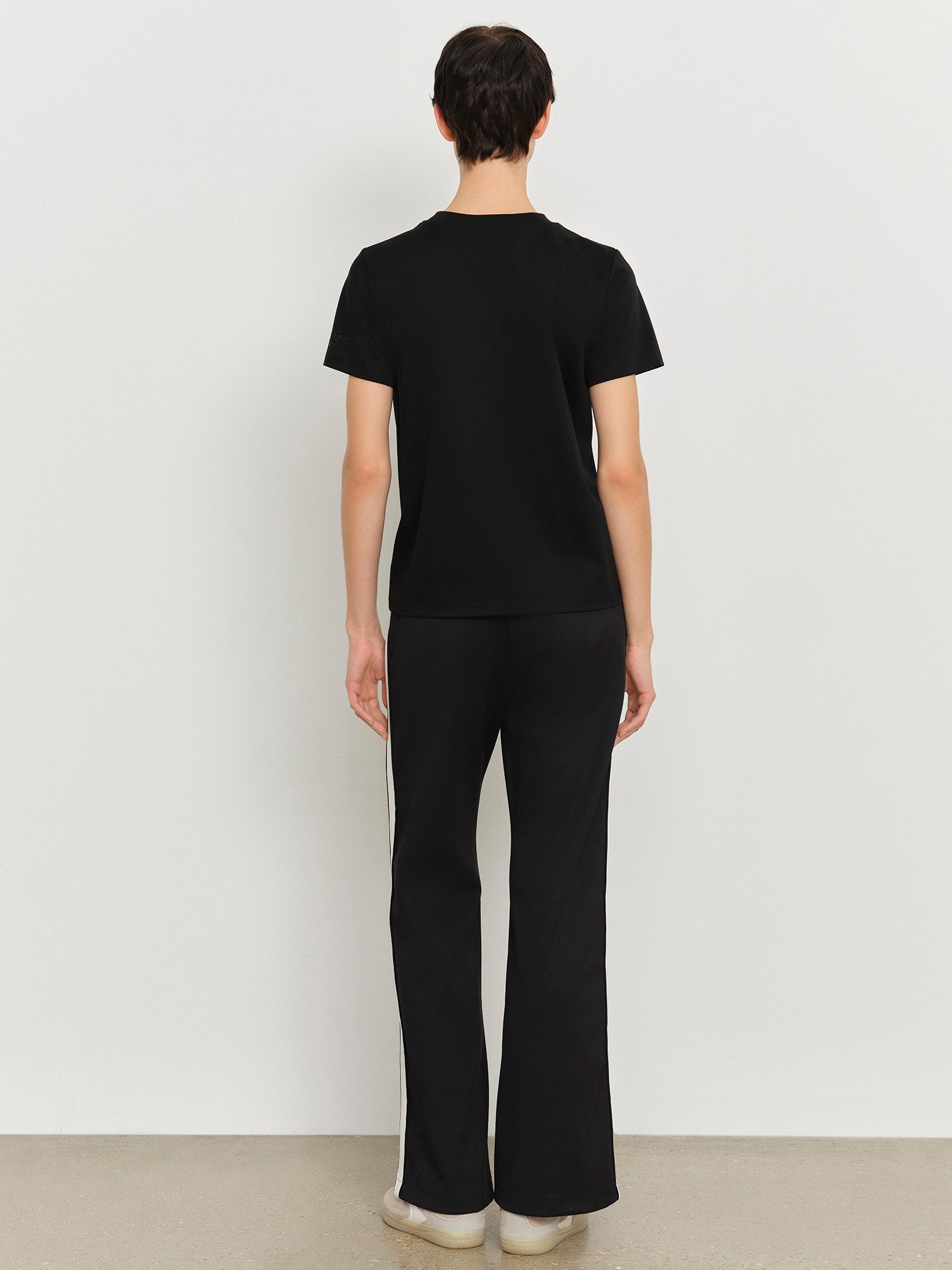 モデル身長179cm、着用サイズ2、着用カラーBLACK