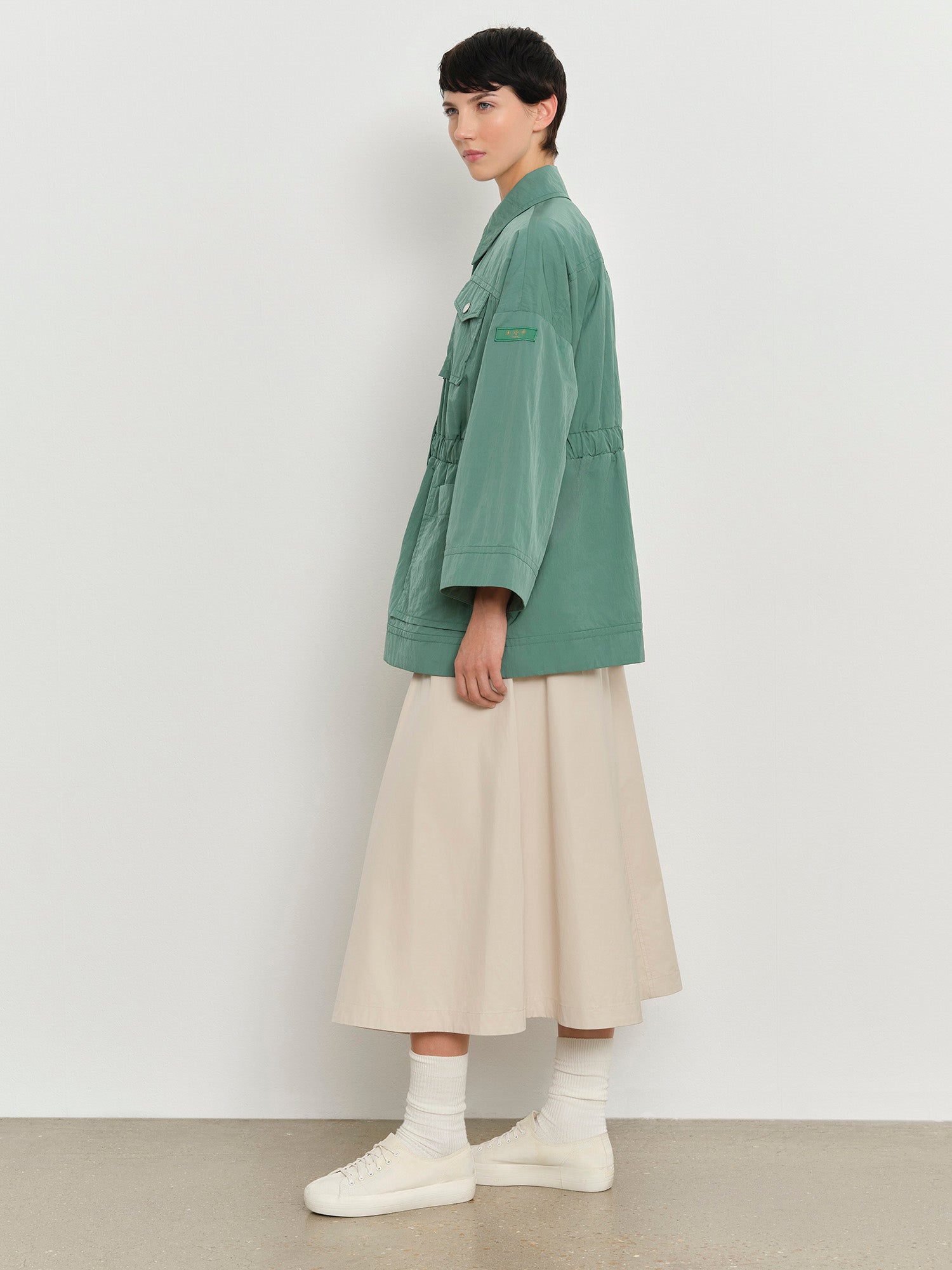 モデル身長179cm、着用サイズ2、着用カラーGREEN