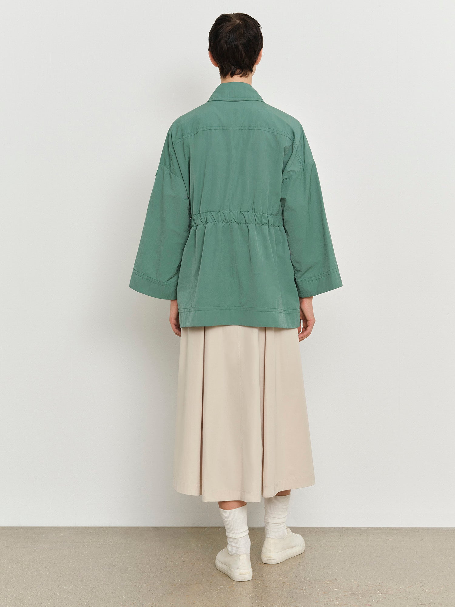 モデル身長179cm、着用サイズ2、着用カラーGREEN