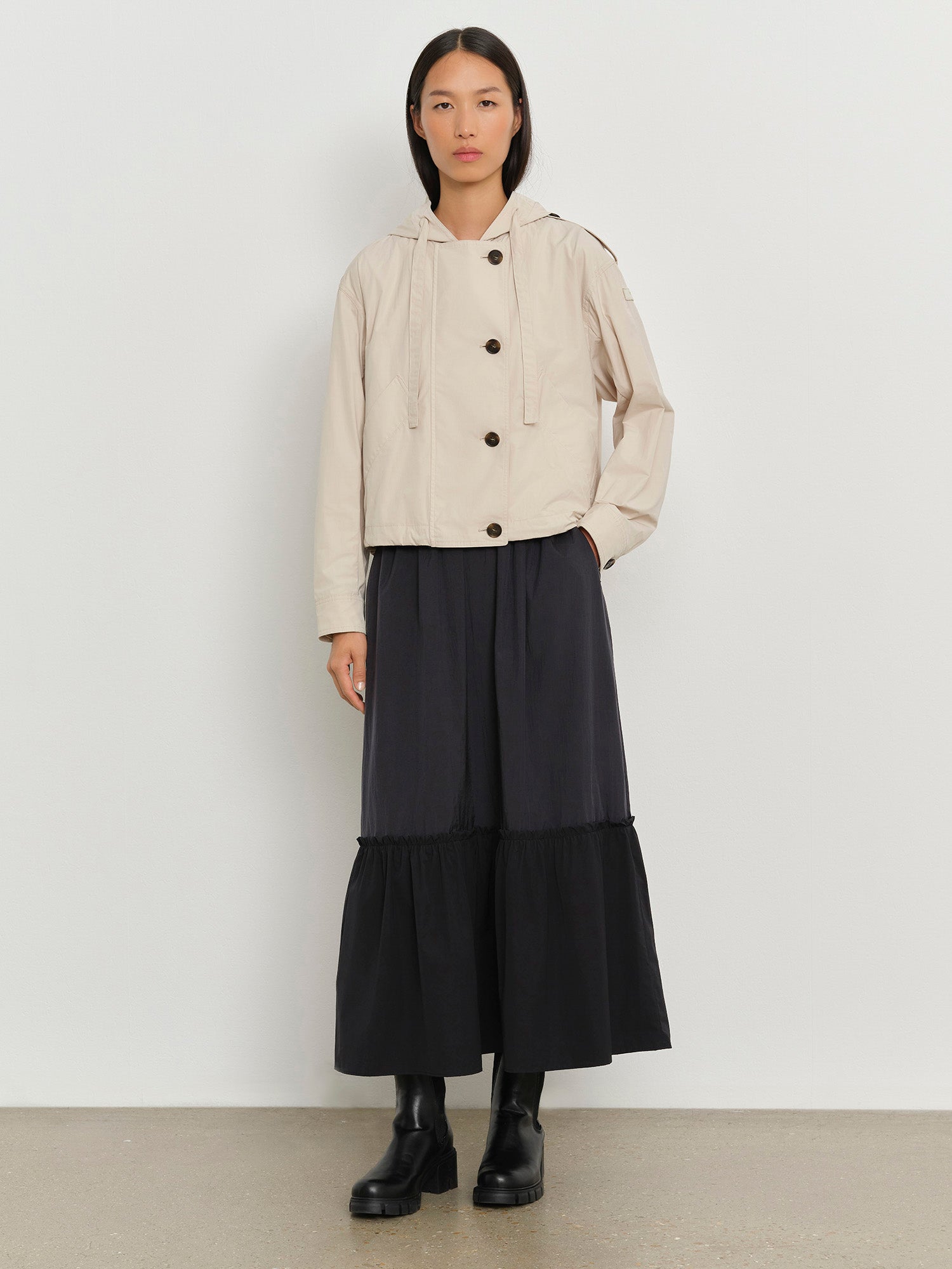 モデル身長178cm、着用サイズ2、着用カラーBEIGE