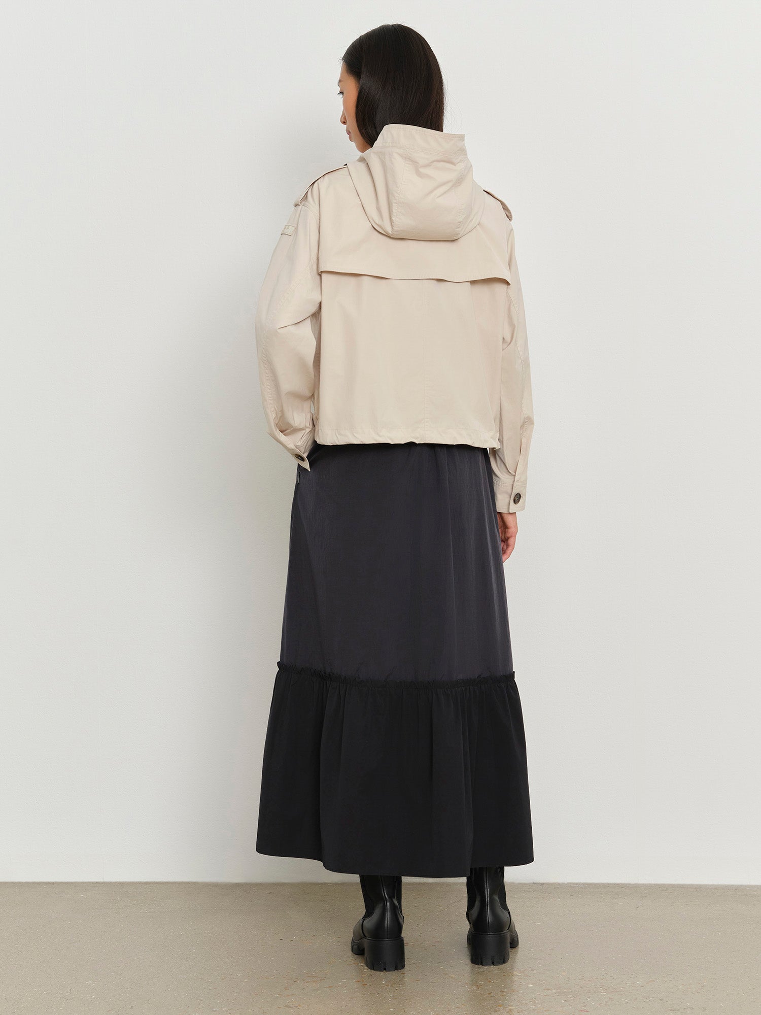 モデル身長178cm、着用サイズ2、着用カラーBEIGE