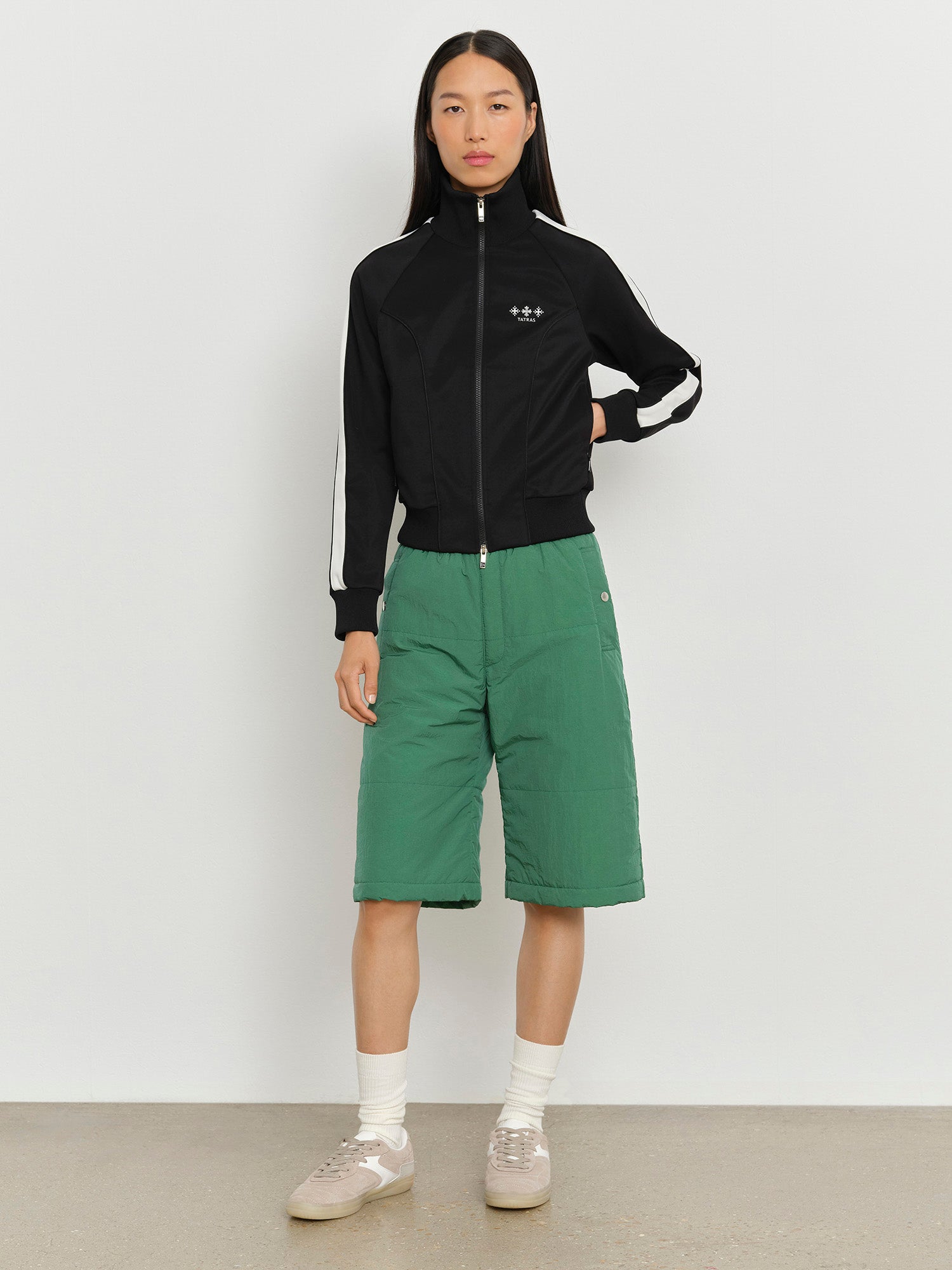 モデル身長178cm、着用サイズ2、着用カラーBLACK