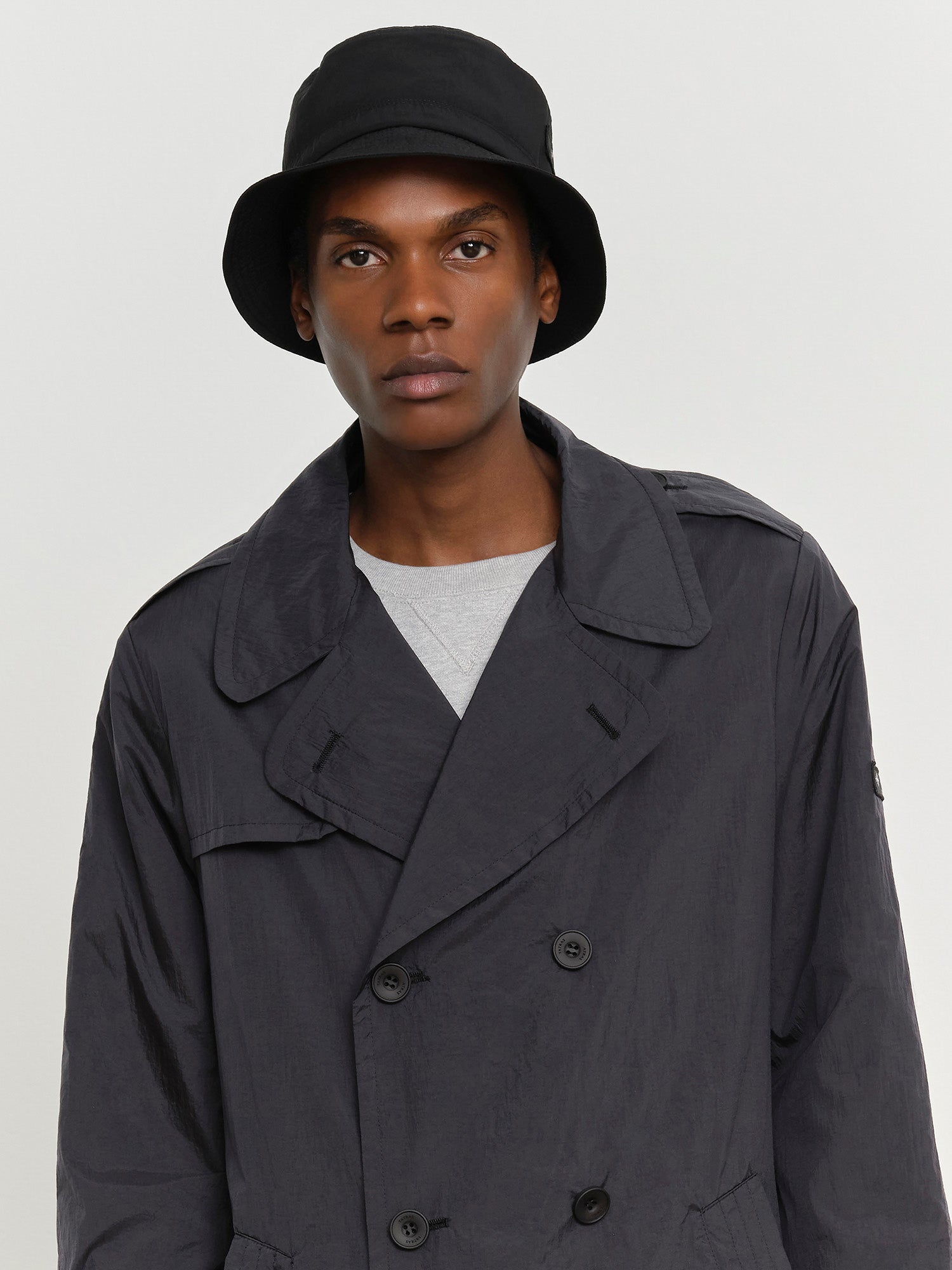 モデル身長185cm、着用サイズF、着用カラーBLACK