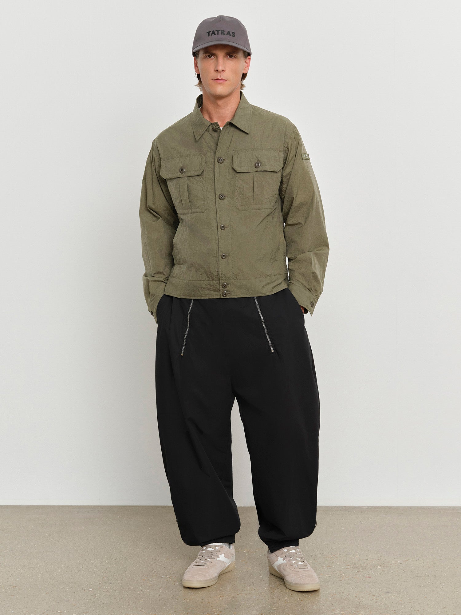 モデル身長181cm、着用サイズF、着用カラーGRAY