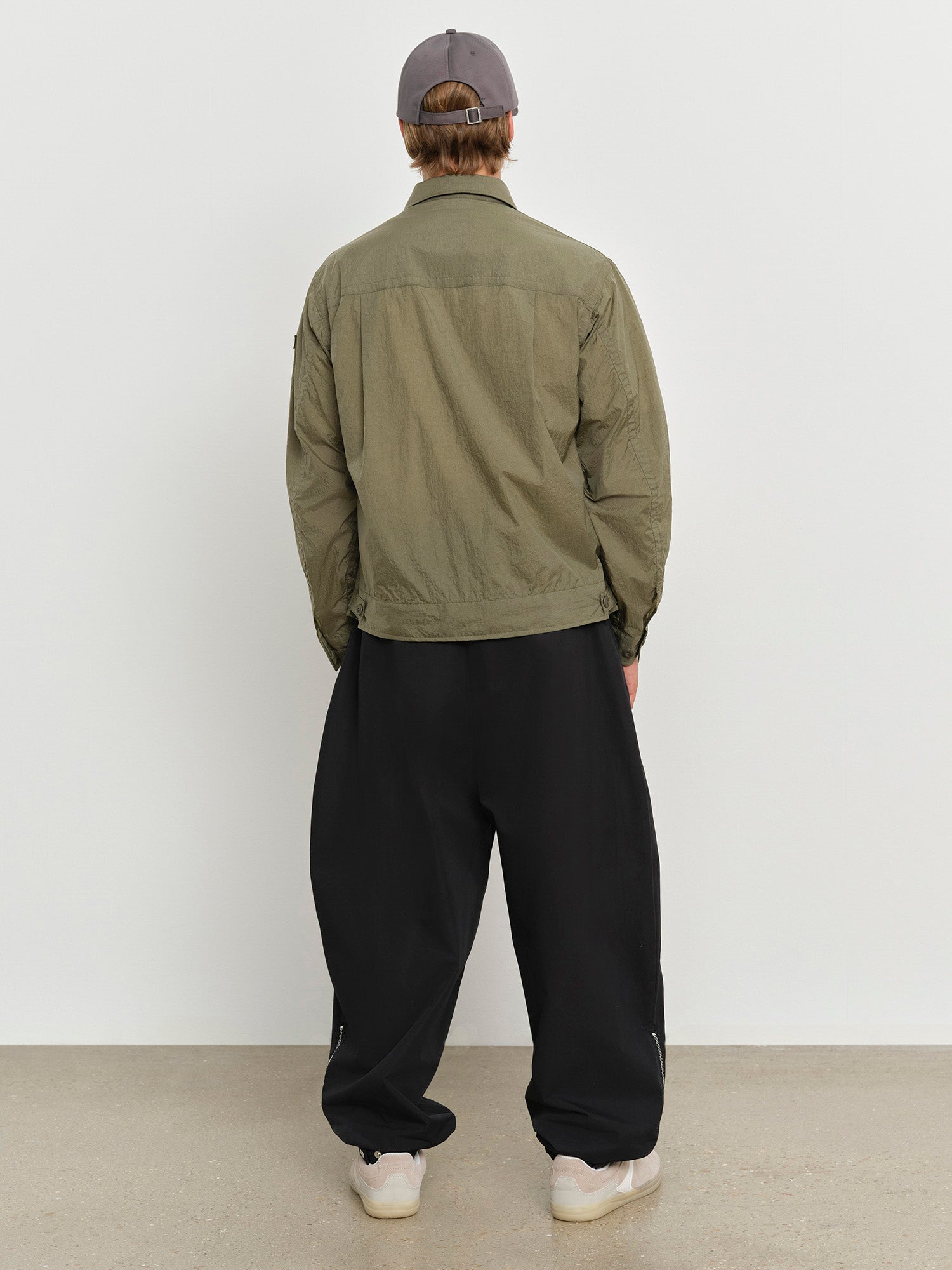 モデル身長181cm、着用サイズF、着用カラーGRAY