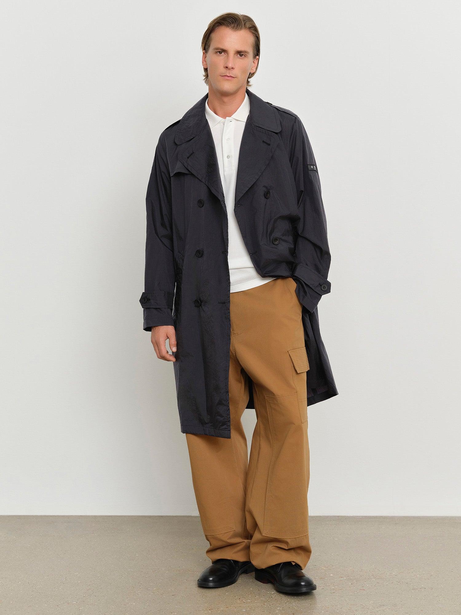 モデル身長181cm、着用サイズ3、着用カラーBLACK