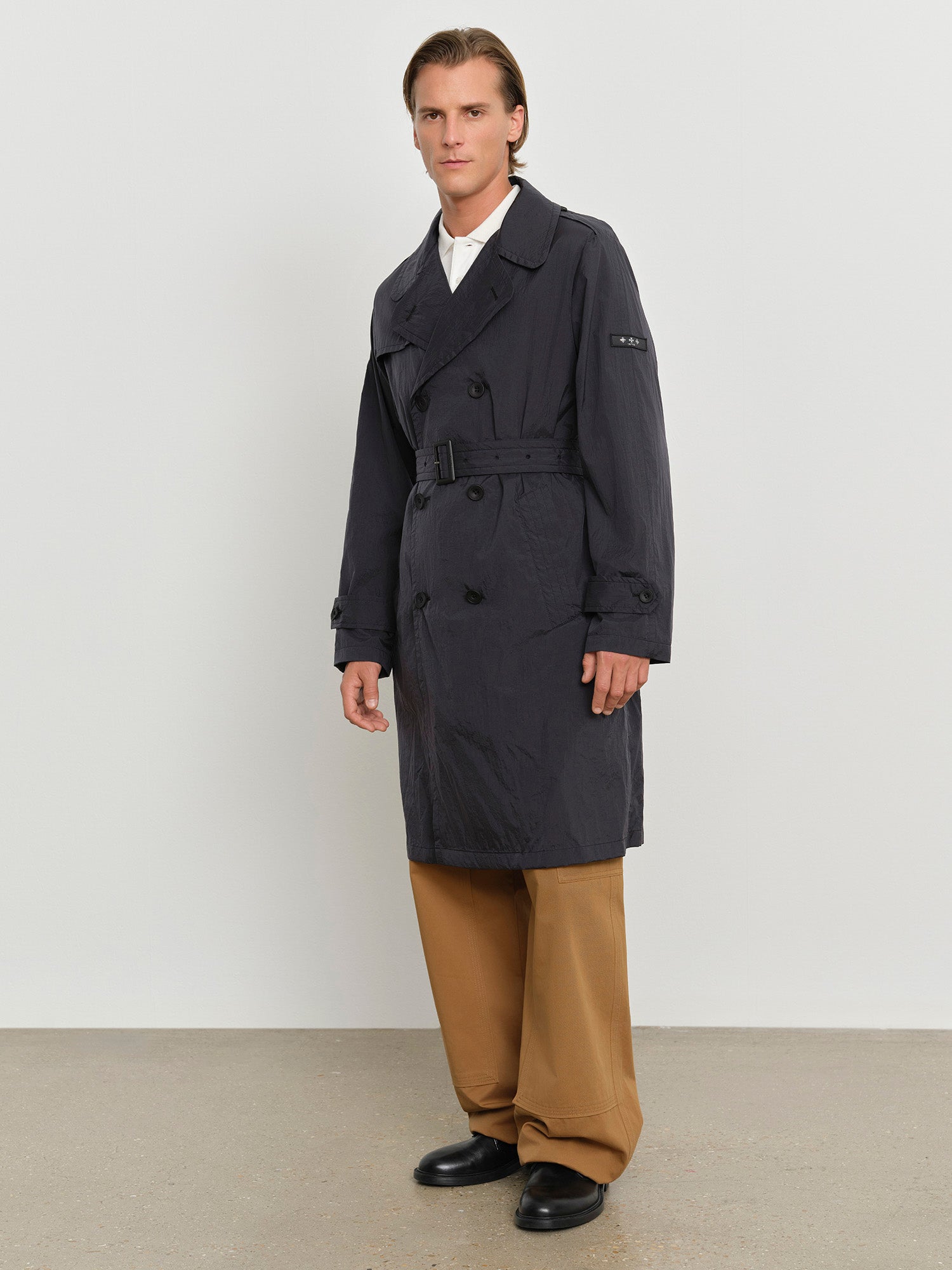 モデル身長181cm、着用サイズ3、着用カラーBLACK