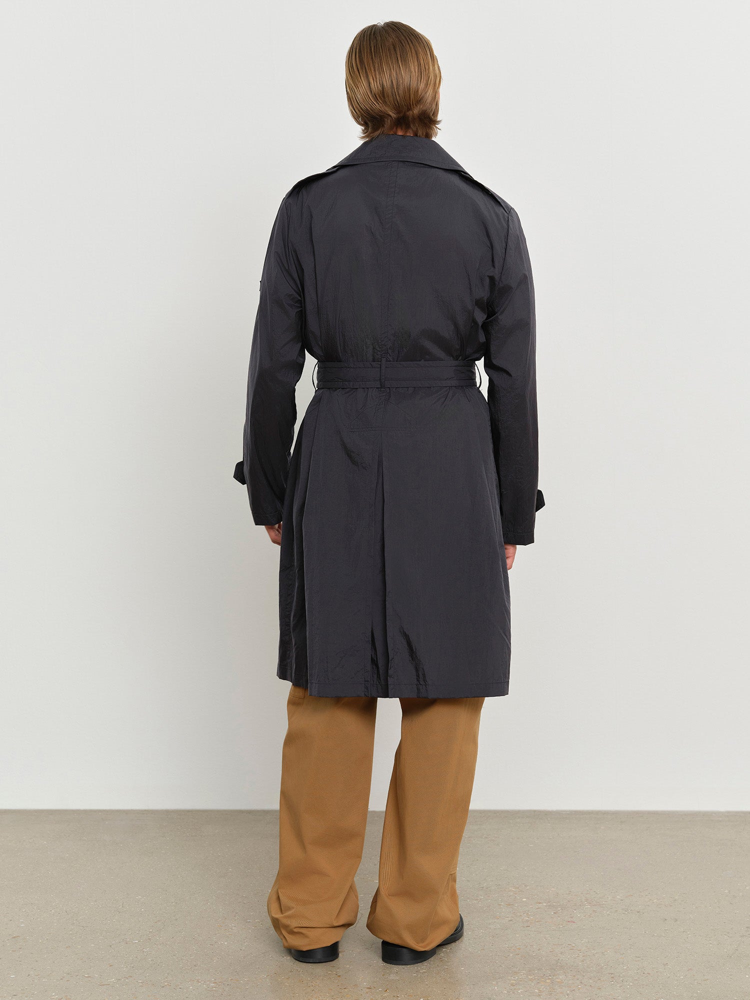 モデル身長181cm、着用サイズ3、着用カラーBLACK