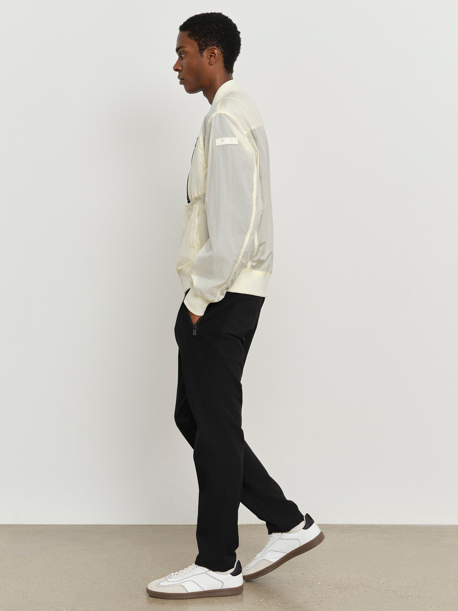 モデル身長185cm、着用サイズ3、着用カラーYELLOW