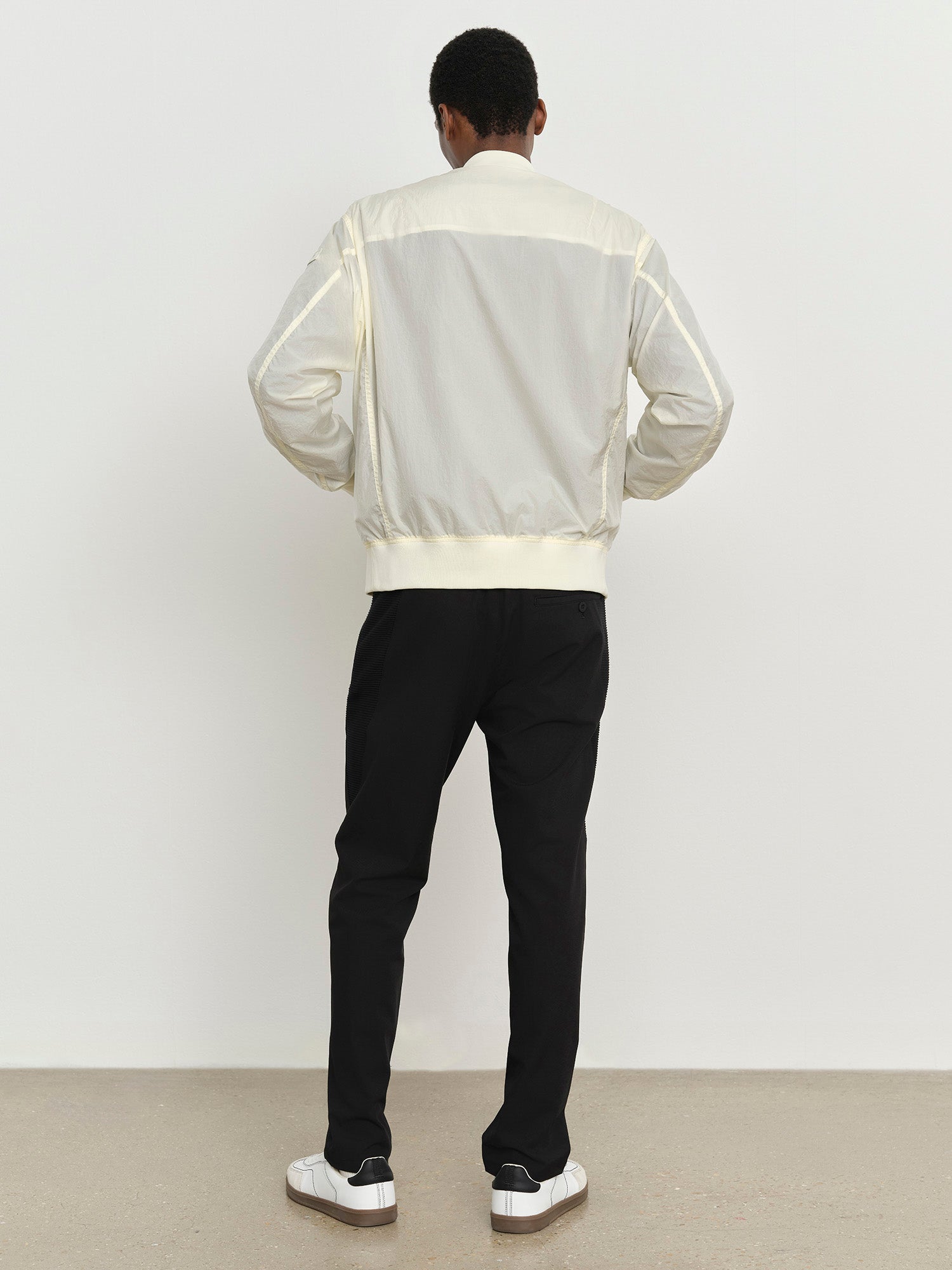 モデル身長185cm、着用サイズ3、着用カラーYELLOW