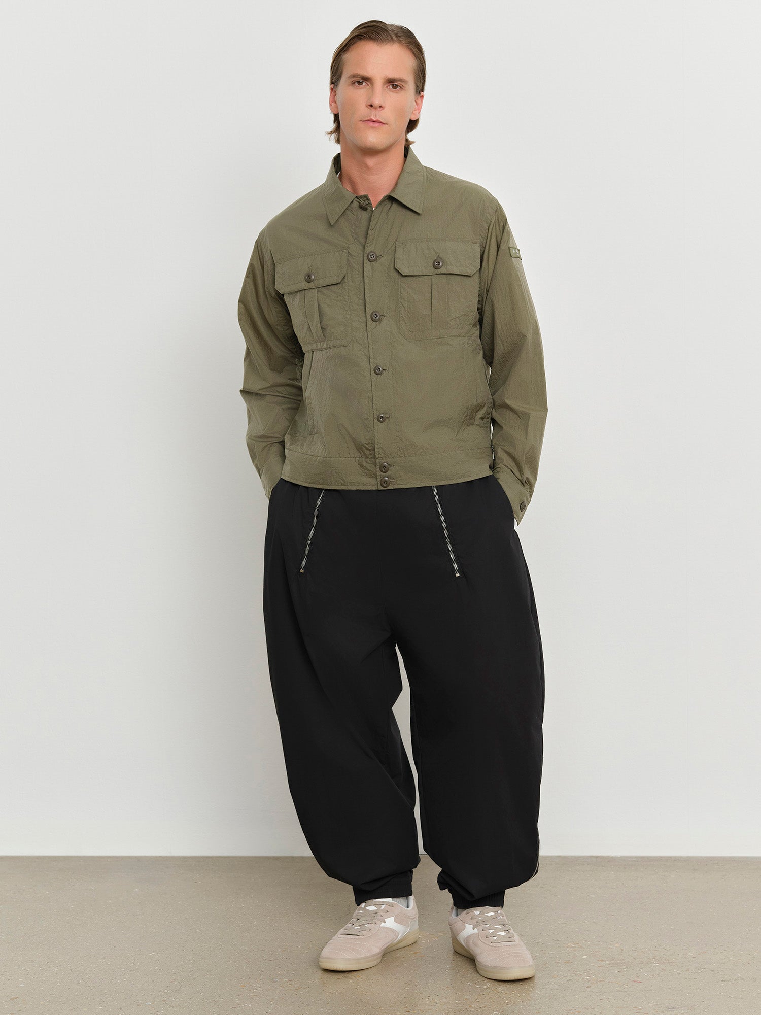 モデル身長181cm、着用サイズ3、着用カラーKHAKI