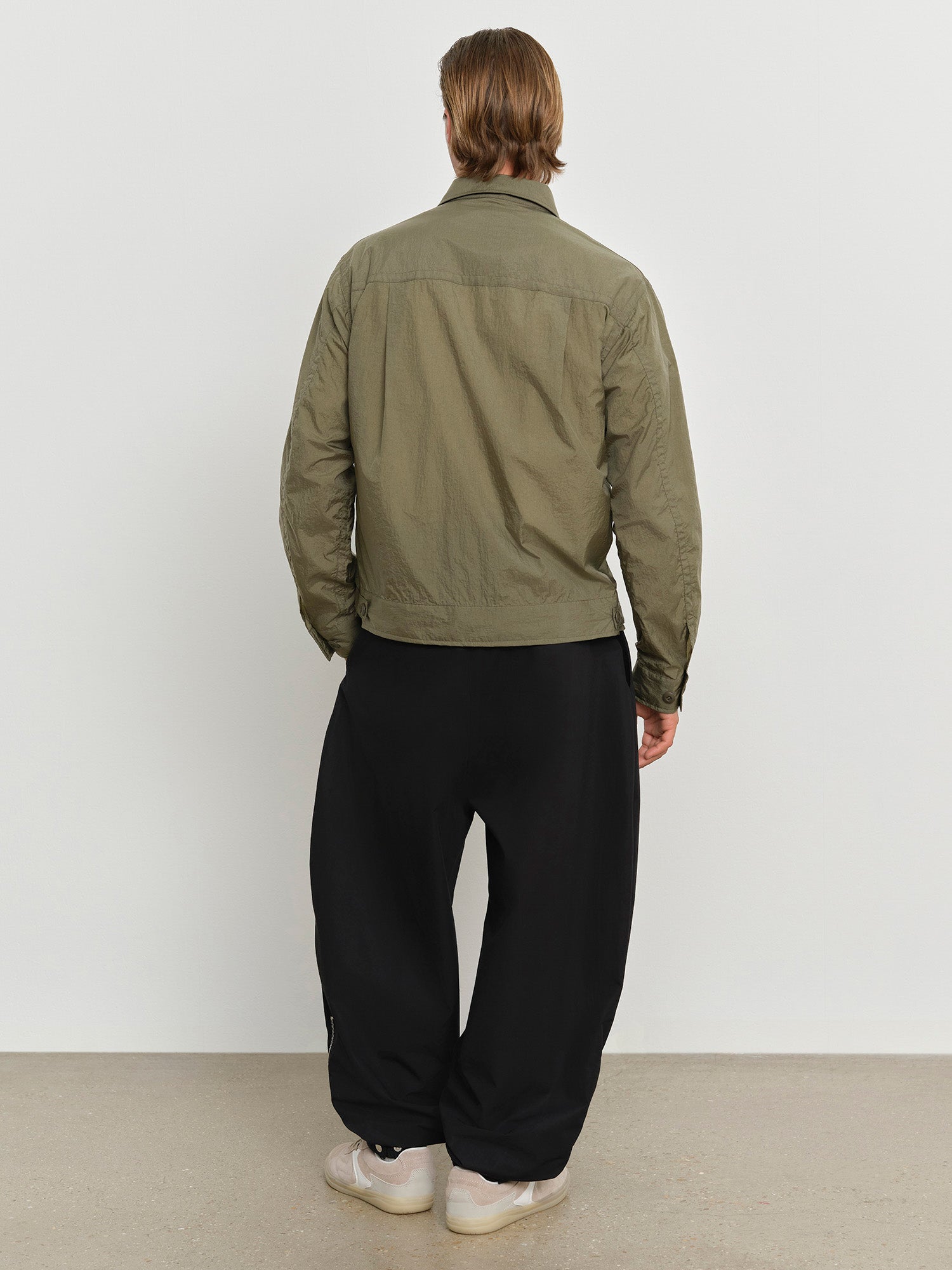 モデル身長181cm、着用サイズ3、着用カラーKHAKI