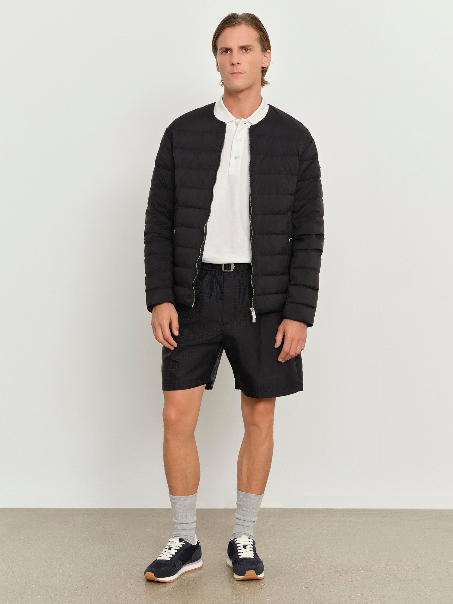 モデル身長181cm、着用サイズ3、着用カラーBLACK