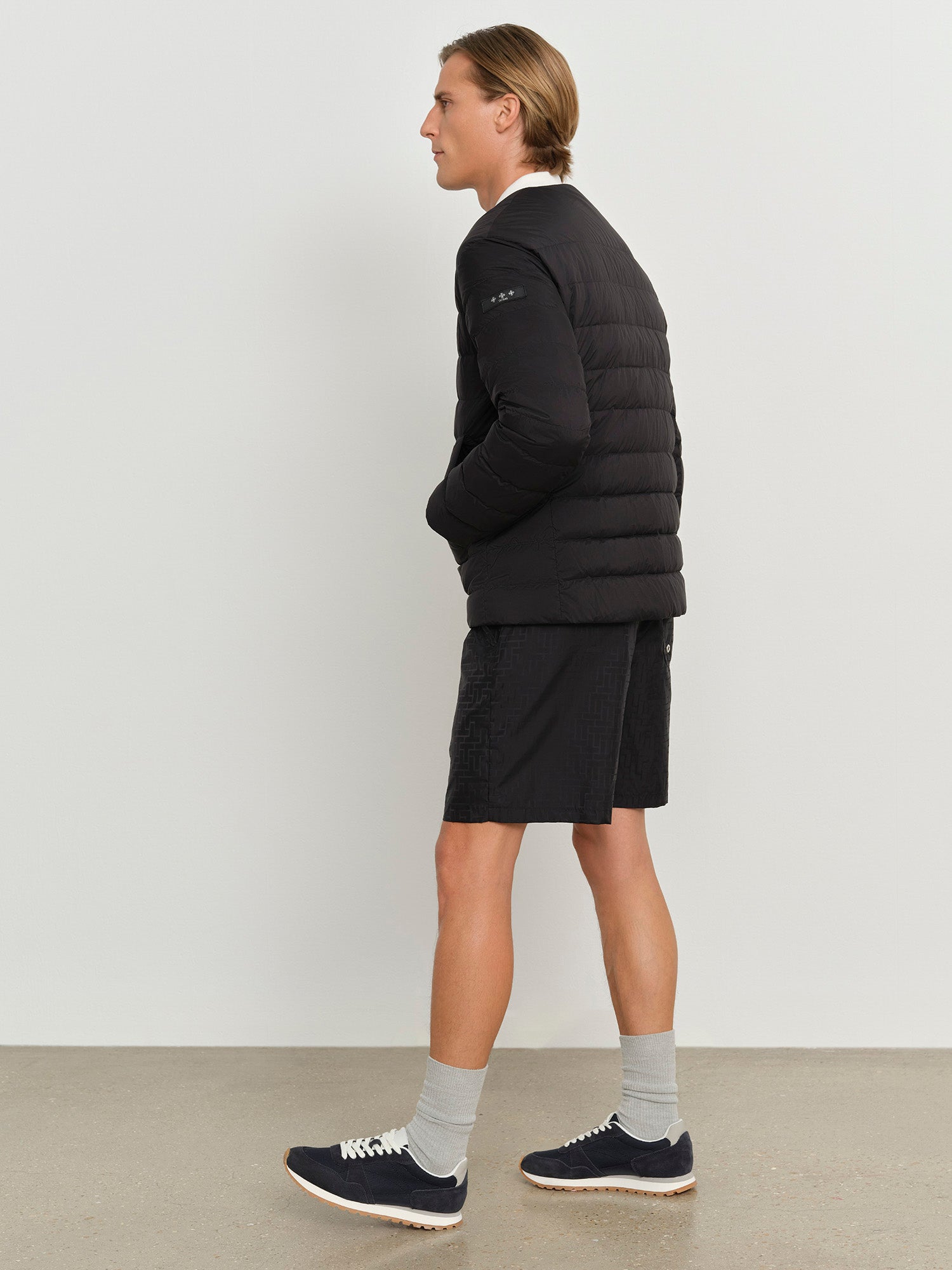 モデル身長181cm、着用サイズ3、着用カラーBLACK