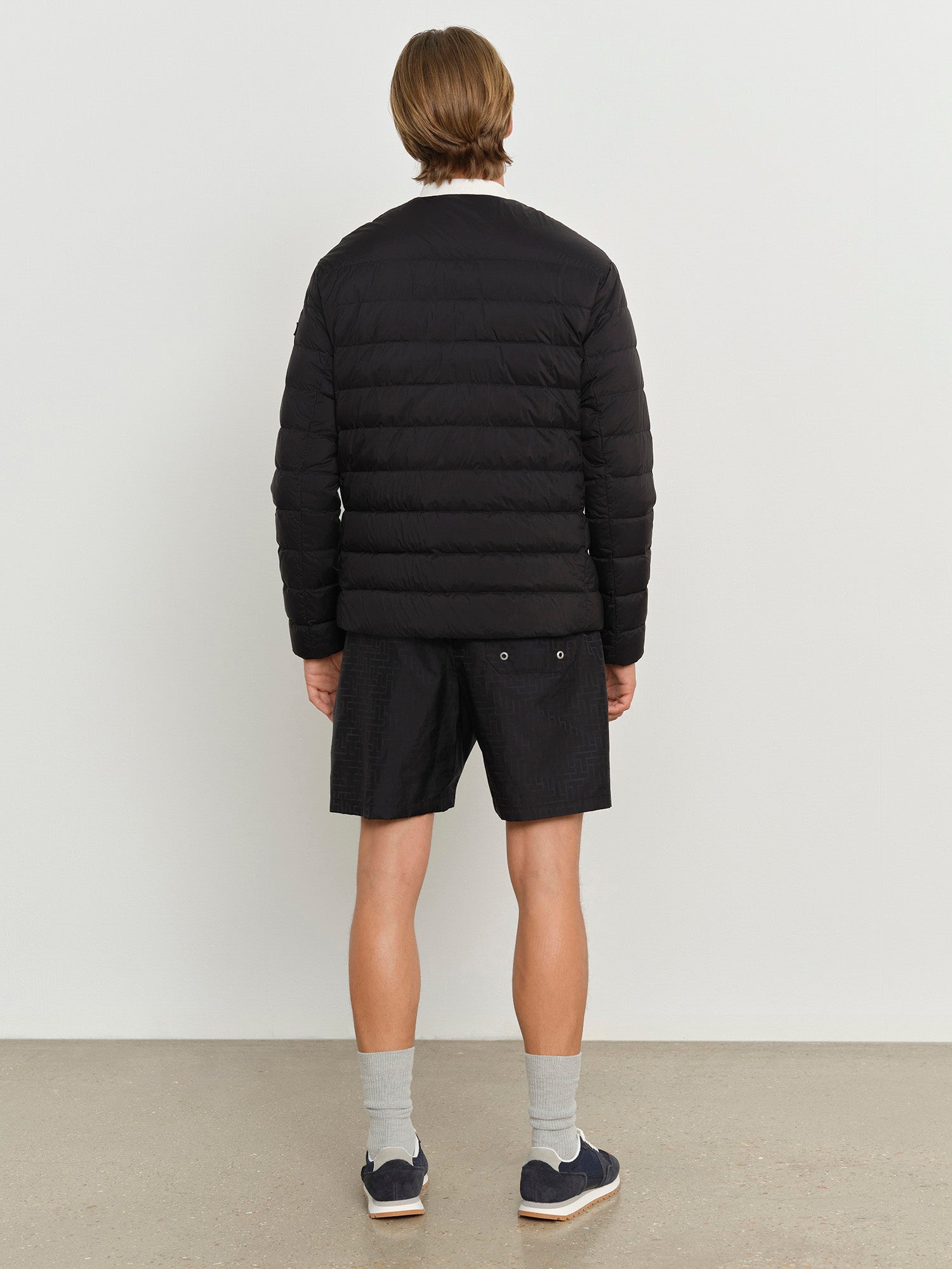 モデル身長181cm、着用サイズ3、着用カラーBLACK