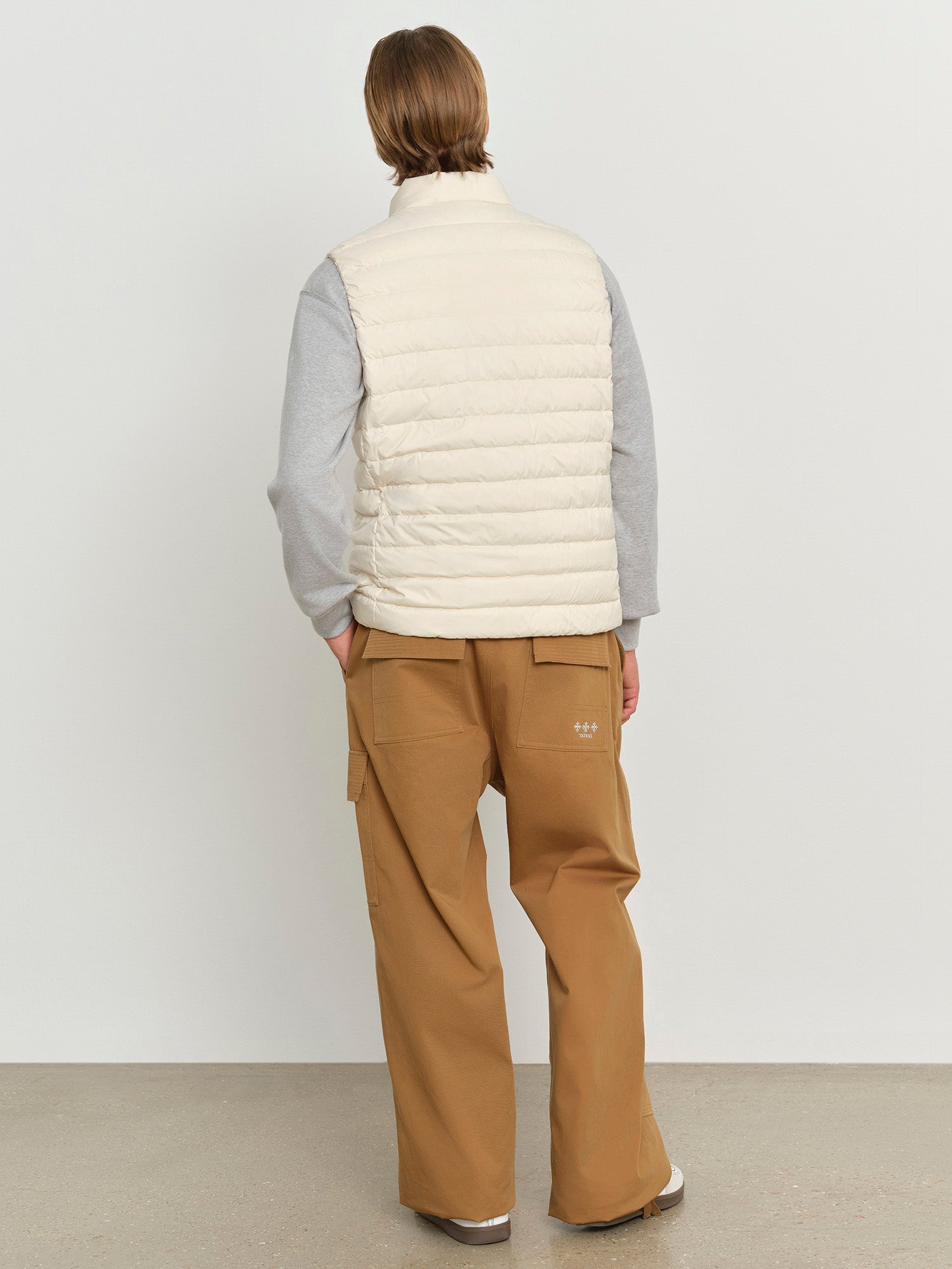 モデル身長181cm、着用サイズ3、着用カラーIVORY