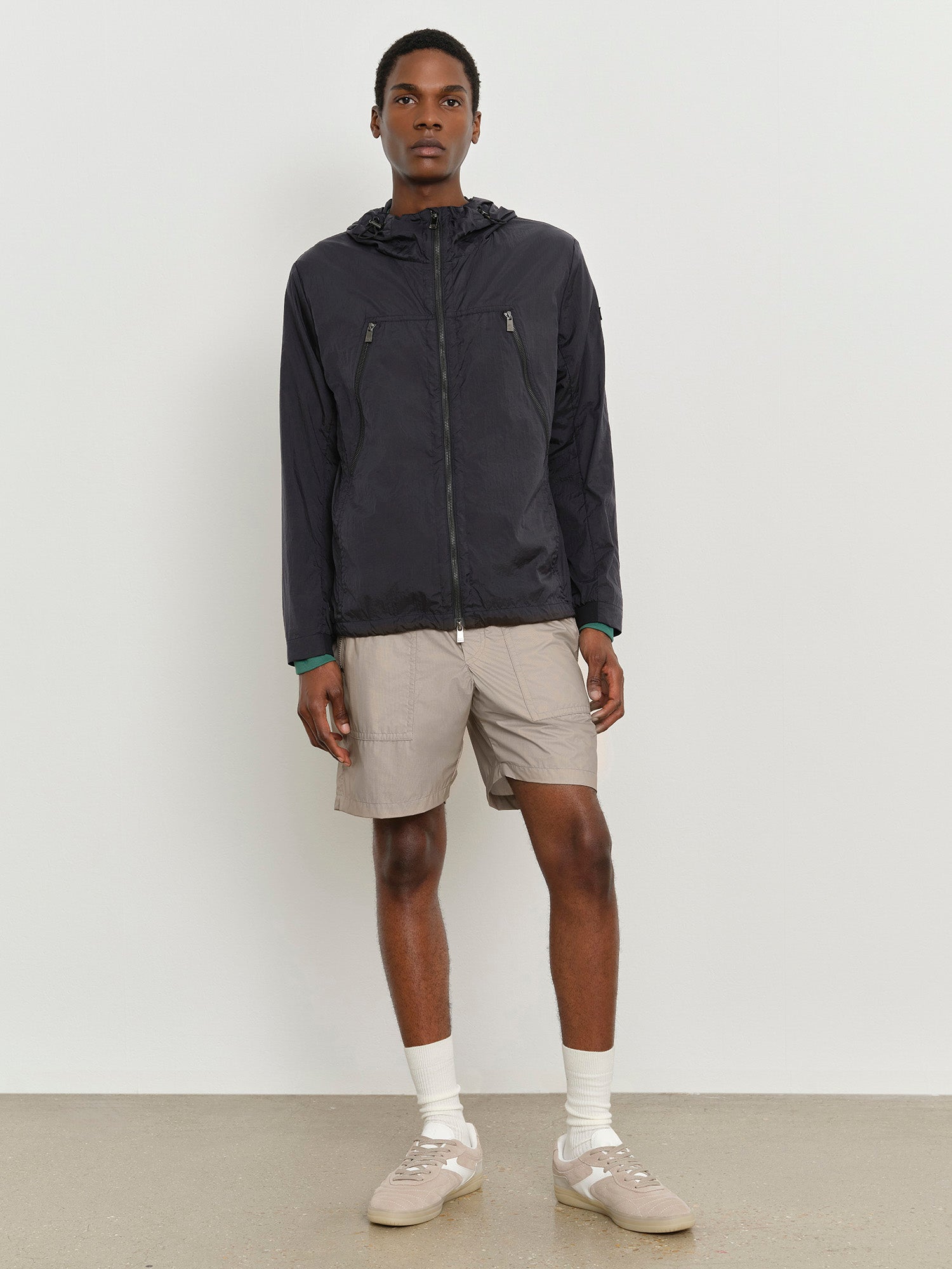 モデル身長185cm、着用サイズ3、着用カラーBLACK