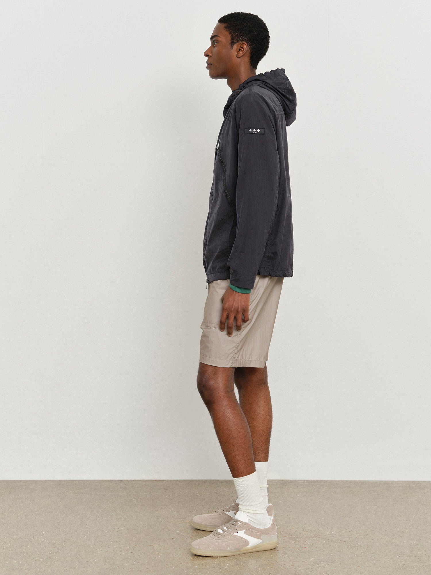 モデル身長185cm、着用サイズ3、着用カラーBLACK