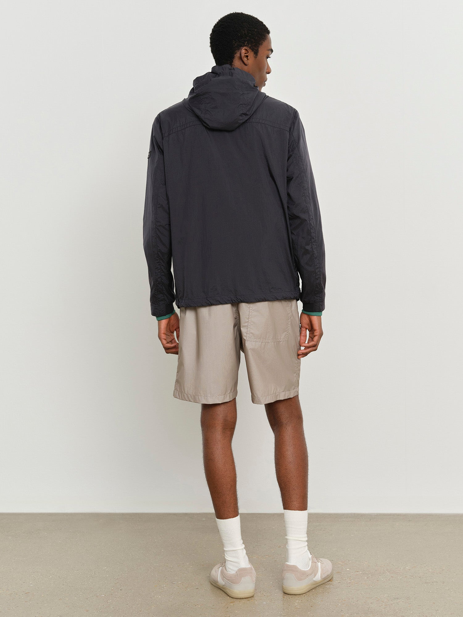 モデル身長185cm、着用サイズ3、着用カラーBLACK