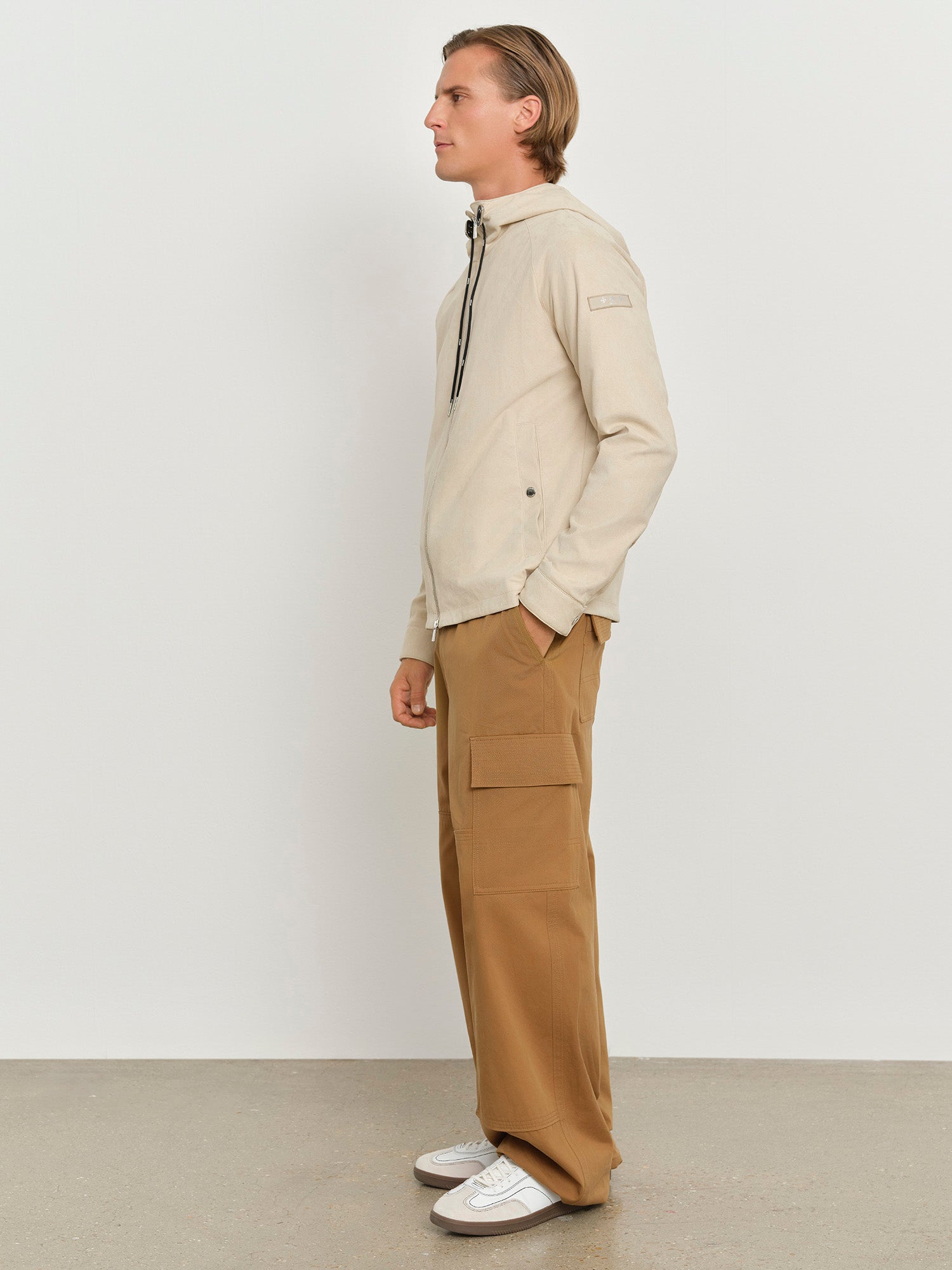 モデル身長181cm、着用サイズ3、着用カラーBEIGE