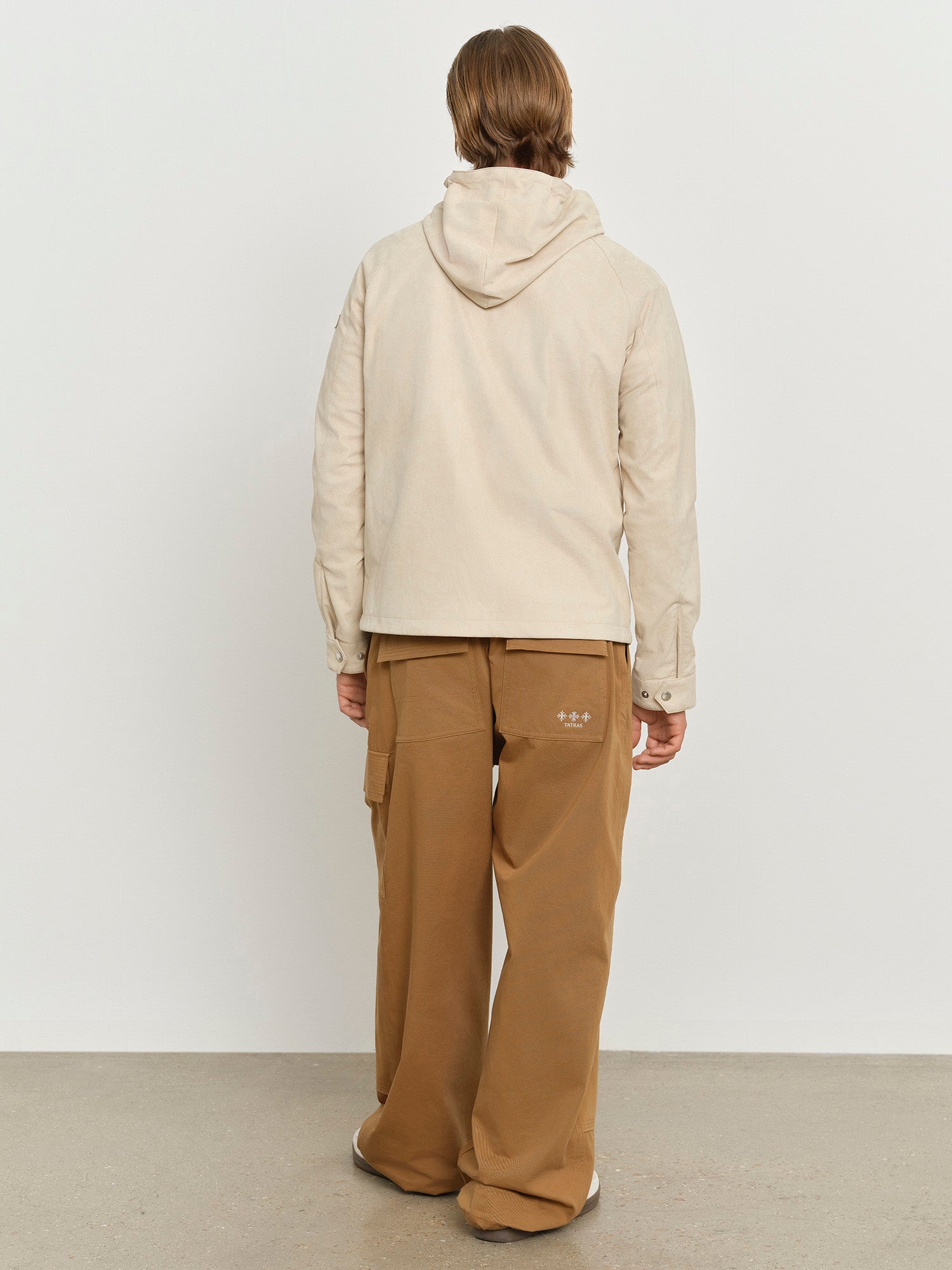 モデル身長181cm、着用サイズ3、着用カラーBEIGE