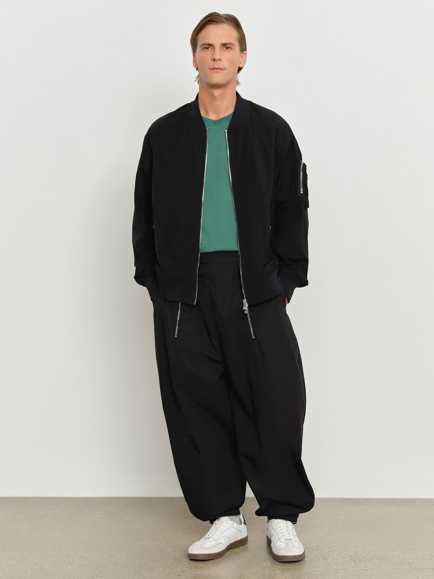 モデル身長181cm、着用サイズ3、着用カラーBLACK