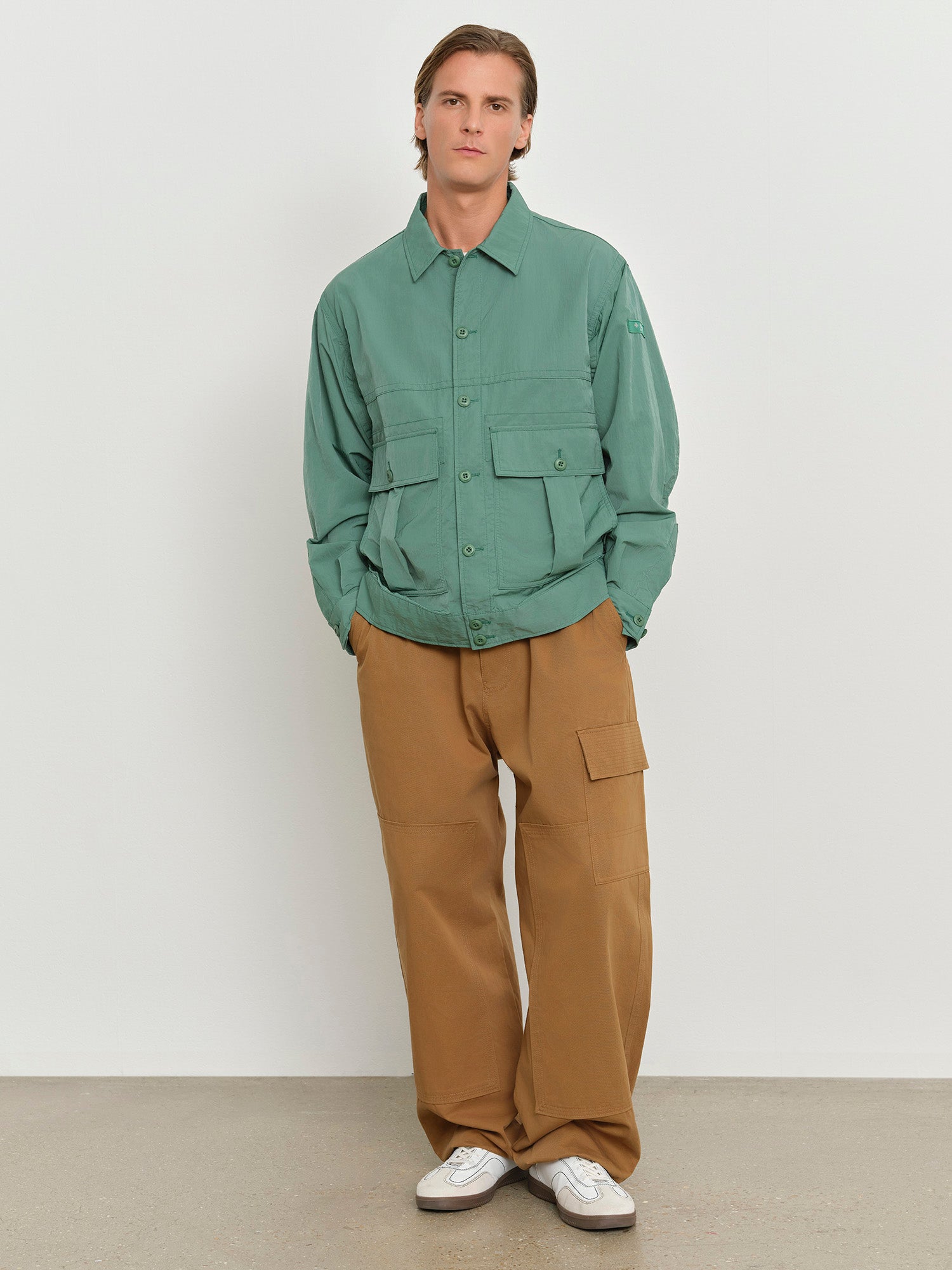 モデル身長181cm、着用サイズ3、着用カラーGREEN