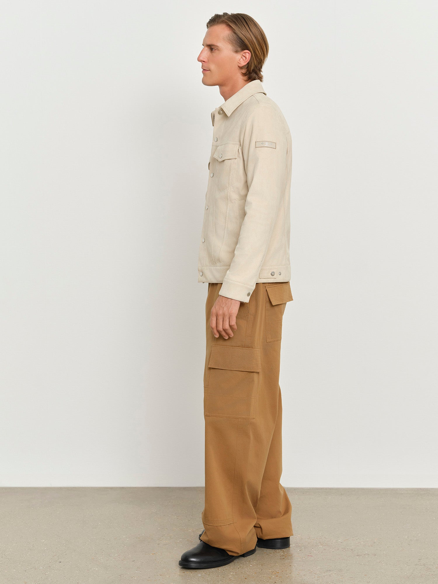 モデル身長181cm、着用サイズ3、着用カラーBEIGE