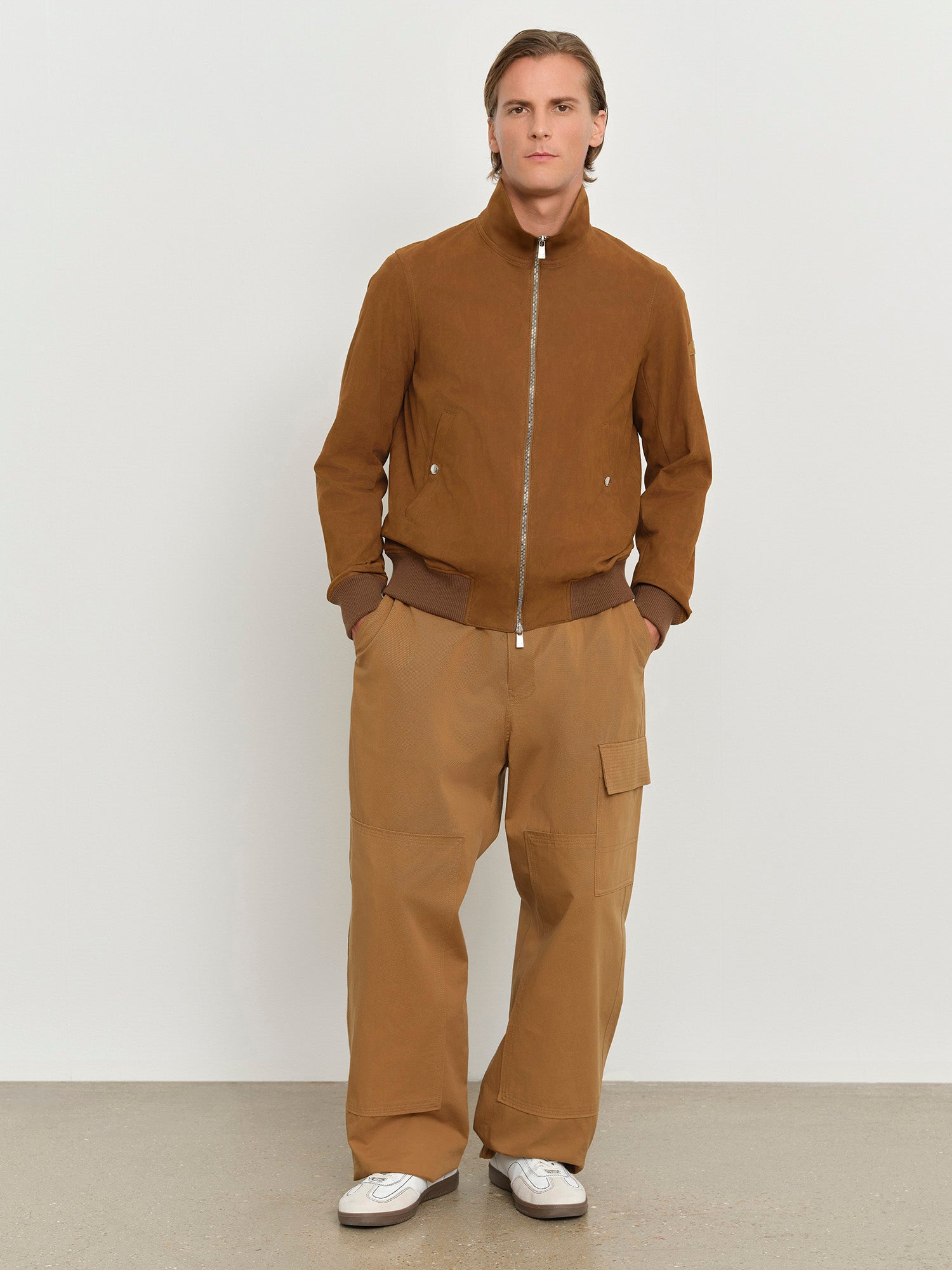 モデル身長181cm、着用サイズ3、着用カラーBROWN