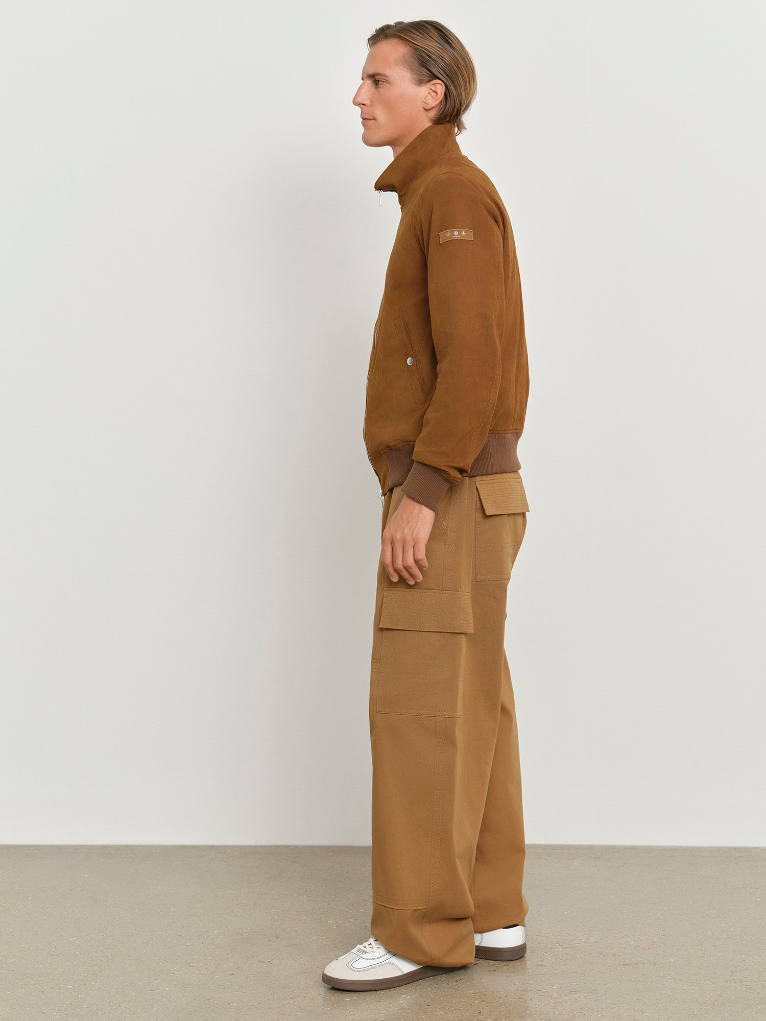 モデル身長181cm、着用サイズ3、着用カラーBROWN