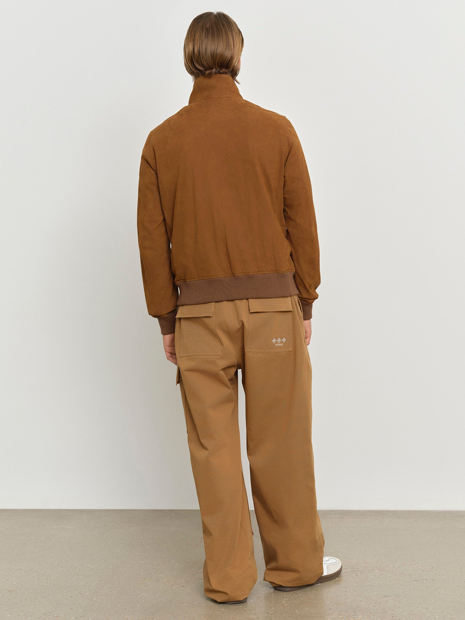 モデル身長181cm、着用サイズ3、着用カラーBROWN