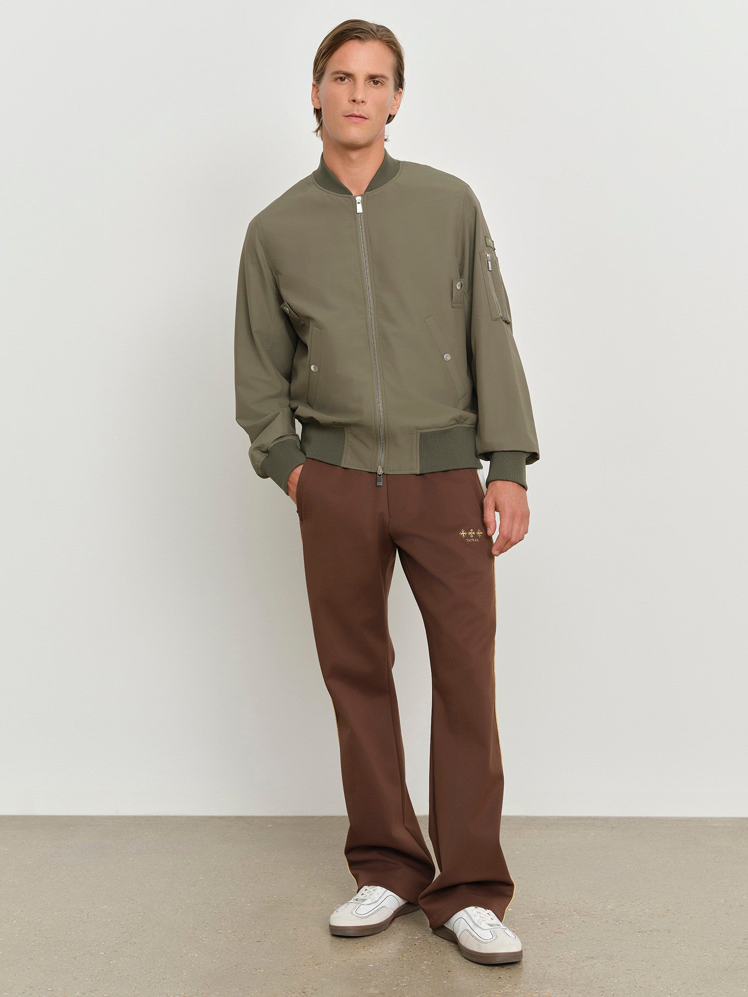 モデル身長181cm、着用サイズ3、着用カラーKHAKI