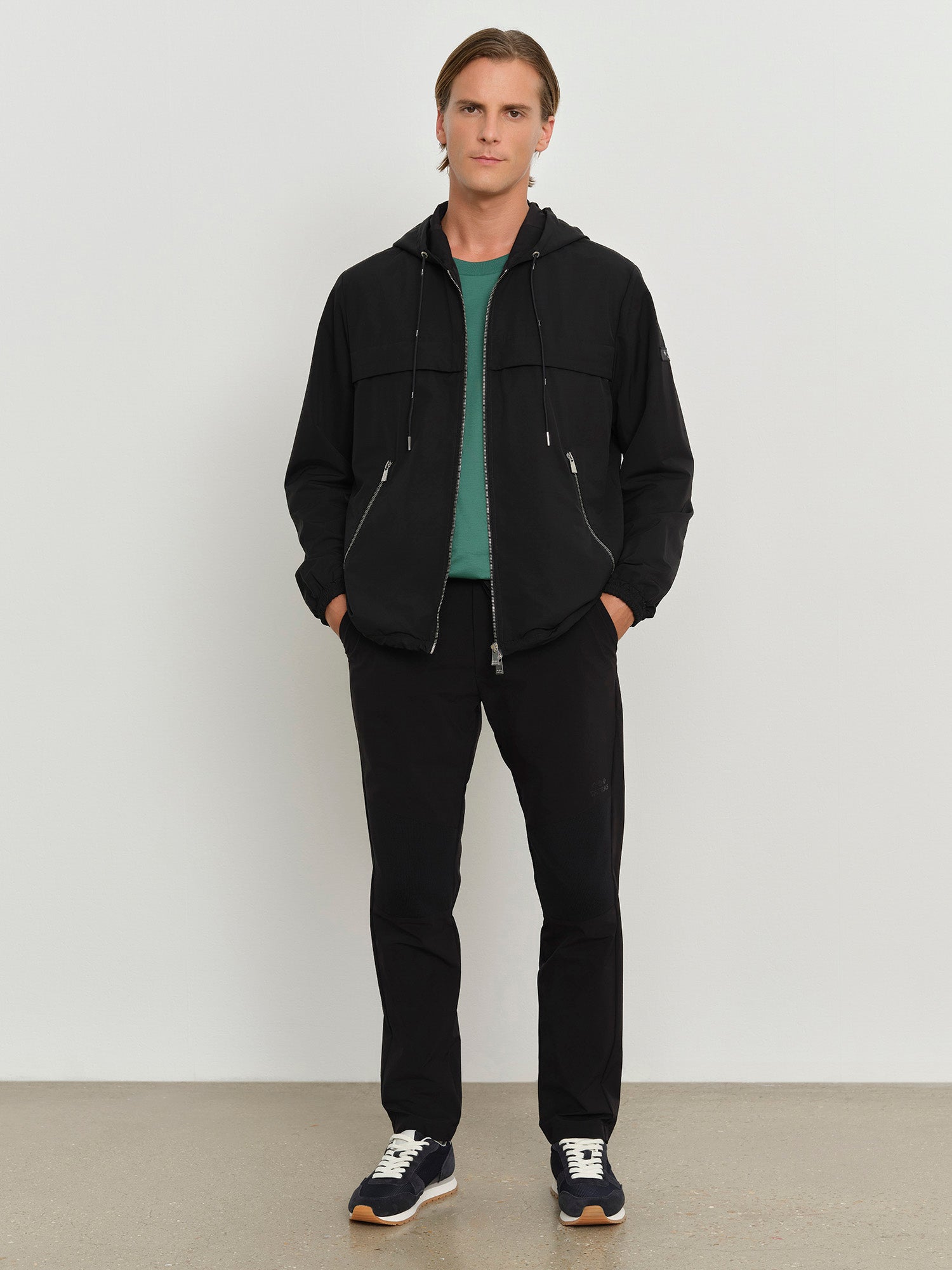 モデル身長181cm、着用サイズ3、着用カラーBLACK