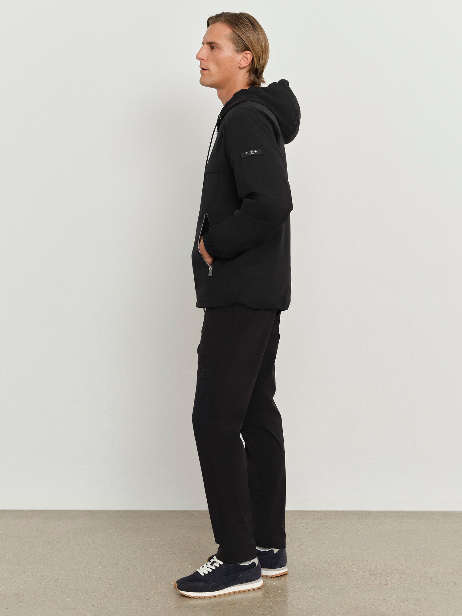 モデル身長181cm、着用サイズ3、着用カラーBLACK