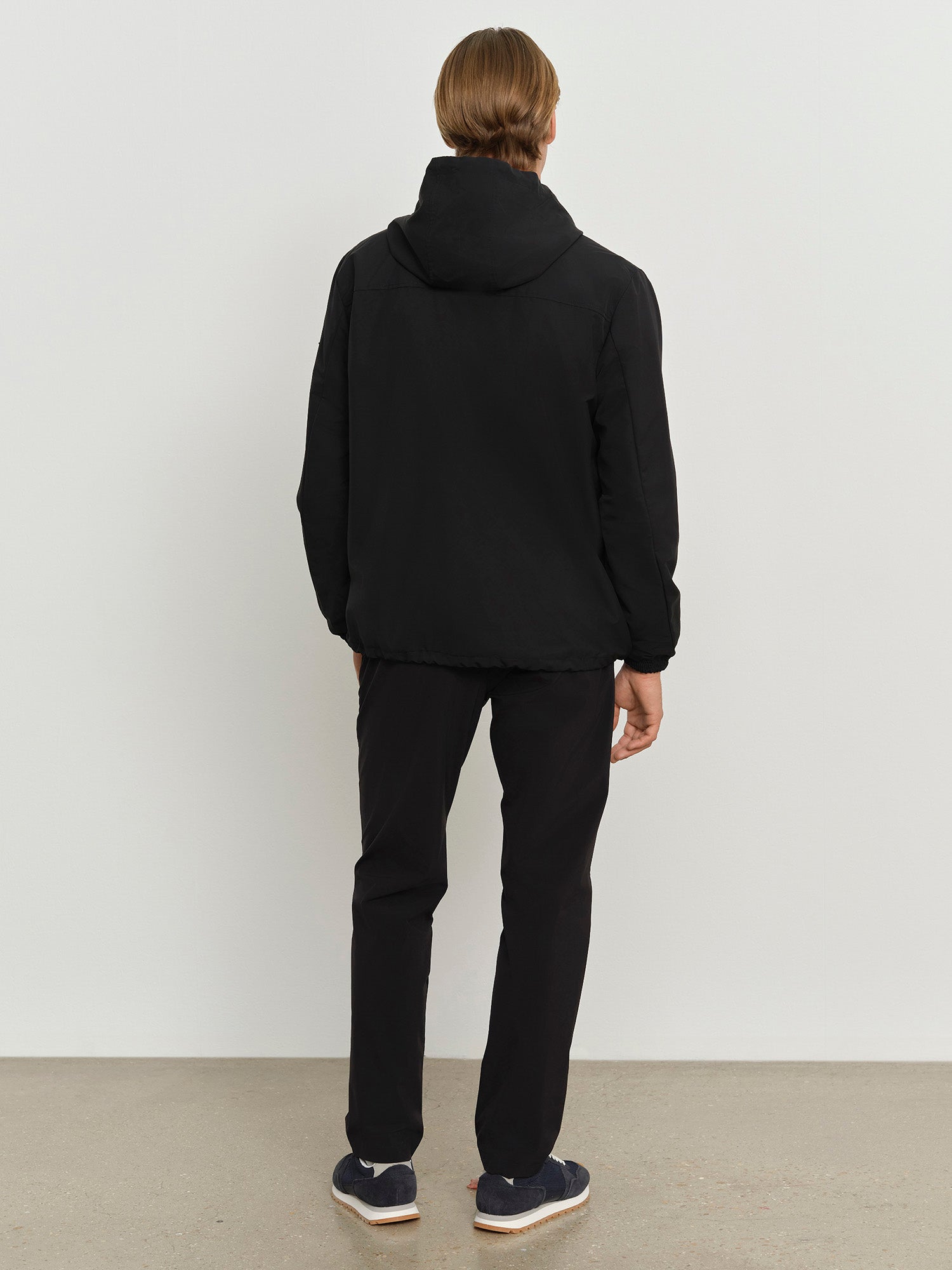 モデル身長181cm、着用サイズ3、着用カラーBLACK